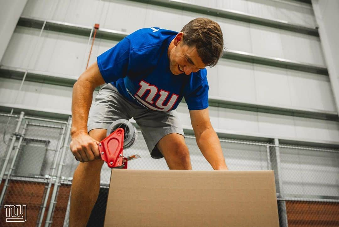 New York Giantsさんのインスタグラム写真 - (New York GiantsInstagram)「The #NYGiants once again teamed up with My Sisters’ Place, for a team-wide community service project to support victims of domestic violence. In addition, the team hosted their #GiantsHuddlefor100 volunteer event.」6月6日 6時51分 - nygiants