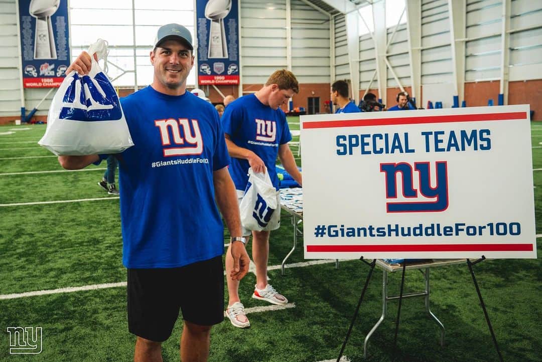 New York Giantsさんのインスタグラム写真 - (New York GiantsInstagram)「The #NYGiants once again teamed up with My Sisters’ Place, for a team-wide community service project to support victims of domestic violence. In addition, the team hosted their #GiantsHuddlefor100 volunteer event.」6月6日 6時51分 - nygiants
