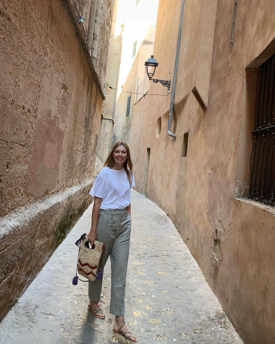 マリア・シャラポワのインスタグラム：「Finding my way around the curvy little side streets ( with a phone gps 😬). I can’t believe it’s been over 15 years since I’ve last visited this beautiful island. #allgrownsup」