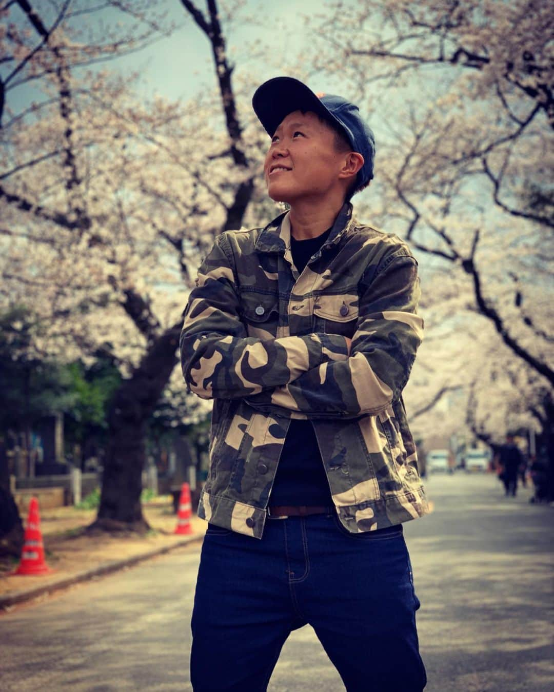 佐山万里菜さんのインスタグラム写真 - (佐山万里菜Instagram)「桜の季節🌸もあっと言う間に終わって……2019年もぅ半分だぁ！！ 時間の流れってはやっ✨激はやっ✨ 毎日毎日…あっという間に過ぎていく💦 時間の流れに置いていかれないよーにもっともっとチャレンジ、チャレンジ、チャレンジだな。。 もっとギア上げていかないと…… そう思わせてくれる毎日に感謝✨ . . チャンピオンになります！ 言ったからにはチャンピオン以上のトレーニング、チャンピオンにふさわしい選手、人間になれよ。 知ってた？最初は、お前1人の夢だったのに…今はたくさんの人が応援してくれてその夢に近づく為にサポートしてくれてる！！ そのおかげで今があるんだぞ。 感謝を忘れんな。 ってたまに自分ミーティング✨ 大事な時間！！ いっぱいいっぱいになると目の前の事しか見えなくなっちゃうからなぁー。。 そのピンチ、苦しさ悔しさ…違う角度から見たらチャンス到来だってノリでバチバチに進んでいくしかないんだなぁー✨ プロとは言えボクシングだけじゃぁ生活は全く出来ないけど、求められる事は多い…強くなって勝つのは当たり前。なかなか厳しい世界だけど…自分が選んだ道！！ やるかやらないか…覚悟決めてやるしかねぇーだろ👊 でかいもん掴みたいんだからそんな甘くないぞ自分。。 って考えながら仕事にGO！ 今日も安定の満員電車。。 #happy #幸せな時間 #爆笑 #笑顔 #オシャレ #トレーニングウェア #可愛い#かっこいい#私服コーデ  #写真#海好き #撮影#アスリート#筋肉 #腹筋 #トレーニング #カメラマン募集 #感謝 #ライフスタイル#いいね #お気に入り#instagood #love #サッカー #筋肉女子 #penny #sea #ファッション #言葉 #story」6月6日 7時06分 - sayama.19