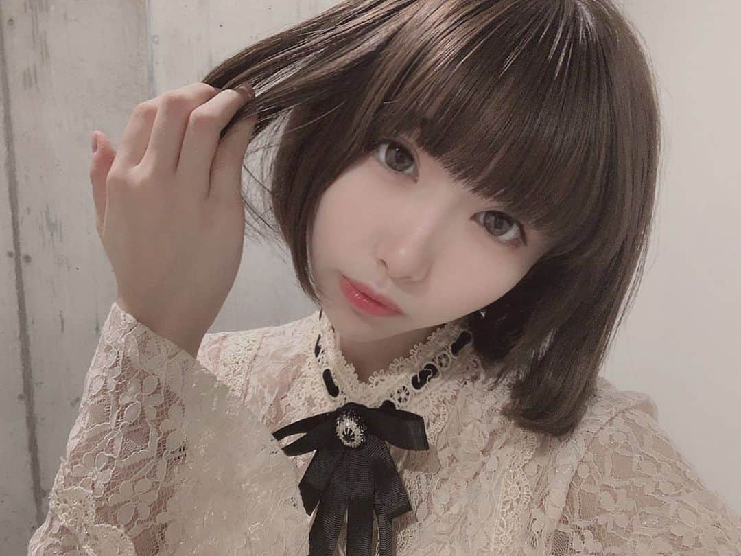 百合香（yurika）のインスタグラム：「髪を切ってから久々に自撮りしました #ボブヘアー #ショートボブ #ドールメイク #メイク #instagood #自撮り」