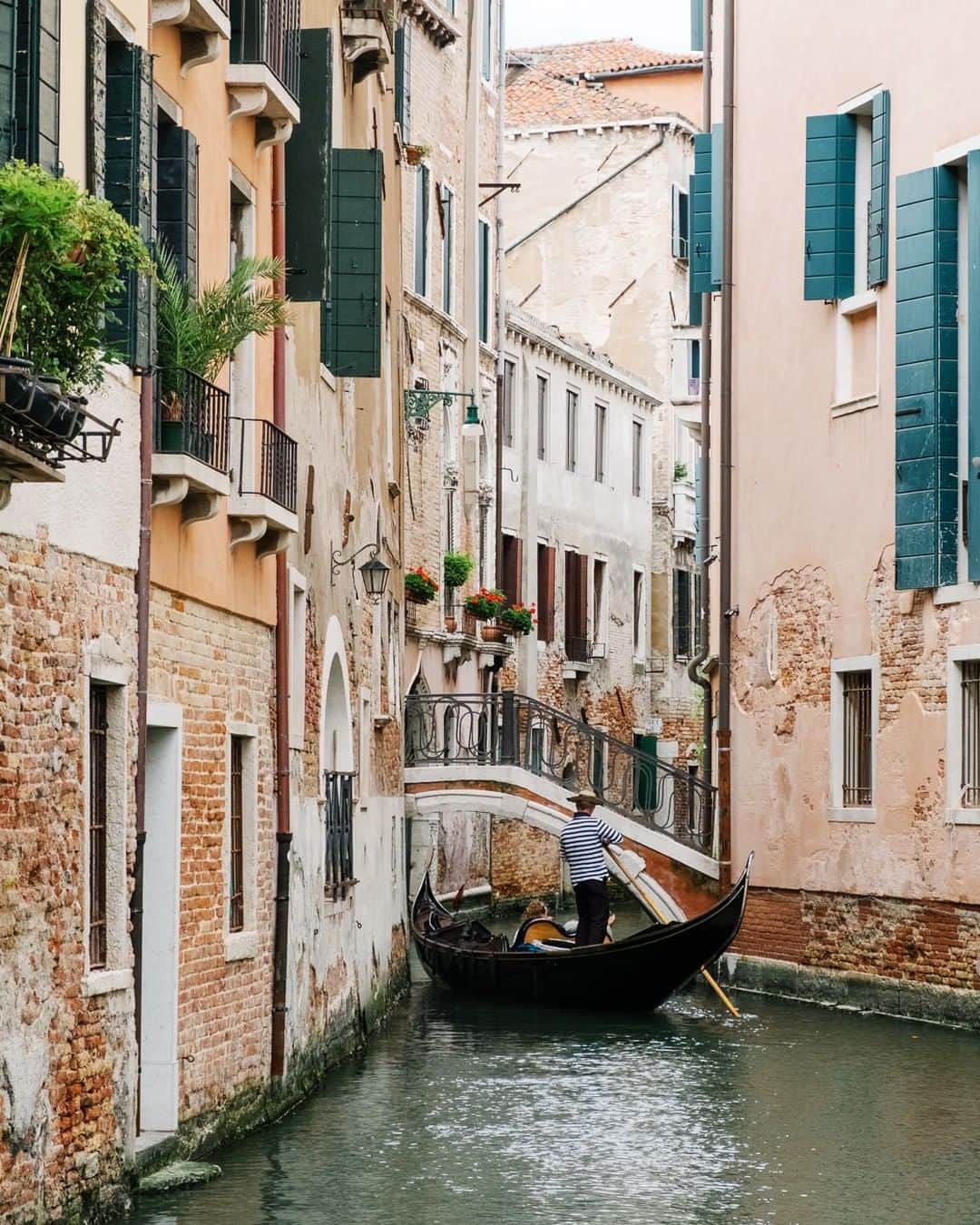 National Geographic Travelさんのインスタグラム写真 - (National Geographic TravelInstagram)「Photo by @jessicasample | Scientists warn that Venice, the city of canals, will be underwater by 2100 if the acceleration of climate change is not slowed. We need strong environmental regulations and policies now in order to curb the rising the sea levels to save magically unique places like Venice, Italy. #WorldEnvironmentDay」6月6日 7時04分 - natgeotravel