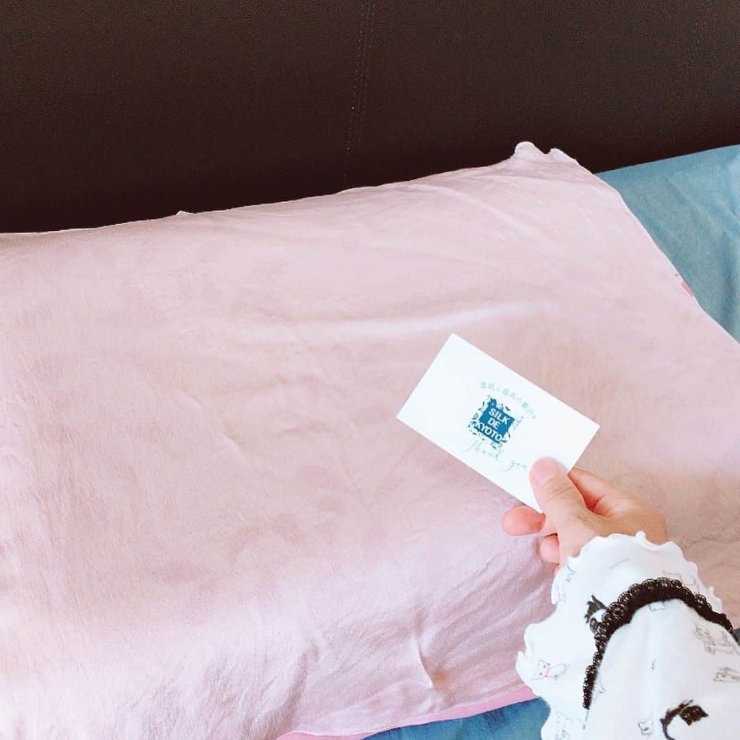 葵さんのインスタグラム写真 - (葵Instagram)「昨日は遠足だったので息子は爆睡！ 私の愛用中の枕カバーで寝たいというので貸してあげました！ こちらは @silkdekyoto 様の 日本製の上質なシルクで作った「美髪&美肌効果♡洗えるシルク枕カバー」です。  ブランドコンセプトは「素肌に最高の贅沢を」 http://www.silkdekyoto.com/smartphone/detail.html?id=000000000010  シルクは繊維の女王と言われ、人間のお肌に1番優しく、その柔らかな肌触りは一度使うと手放せません！ 肌触りはとても柔らかで、美肌美髪効果は絶大です!! SILK DE KYOTO 様は、日本製にこだわり、上質なシルク商品をお届けする京都発のシルクブランドです。 シルクの美容効果でお肌や髪を保湿ケアできます。おかげさまで私は寝癖も付かず、カバーにふれる顔の肌もしっかりと保湿ケアができてると感じられます。  会員登録とLINE登録で500円クーポンをプレゼントしてますのでぜひみなさんもいかがですか！ www.silkdekyoto.com  #silkdekyoto #silkdekyoto公式オフィシャルショップ#シルク #素肌に最高の贅沢#シルク枕カバーで美肌美髪ケア」6月6日 7時06分 - dolphin_coconut