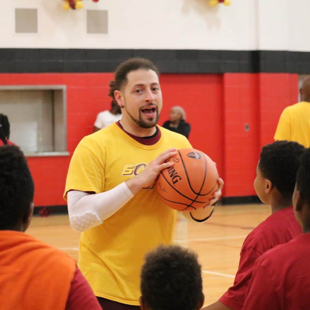 キャブスさんのインスタグラム写真 - (キャブスInstagram)「Hough families have a refreshed space to spend time this summer after we just unveiled another refurbished court with the @CityofCleveland at Thurgood Marshall Neighborhood Resource and Recreation Center! #CavsCare」6月6日 7時09分 - cavs