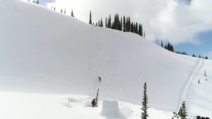 ジェイミー・アンダーソンのインスタグラム：「Things don’t always go as planned... 🤷‍♀️ but that’s okay! I tried cab, backside, and frontside on this jump and thankfully got something I was stoked on after hours of window shopping and freezing my ass off after tomahawking like this a few times 😂 Perseverance can be the name of the game at times 🙏#JAunconditional」