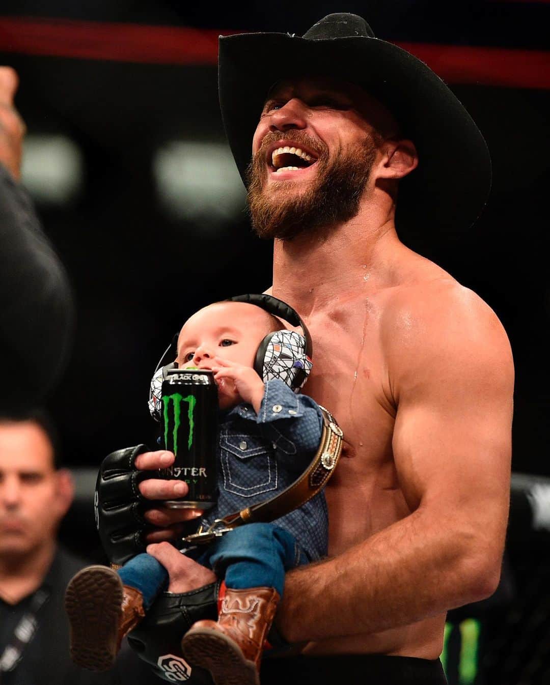 UFCさんのインスタグラム写真 - (UFCInstagram)「Undefeated in the dad era! @CowboyCerrone #UFC238」6月6日 7時23分 - ufc