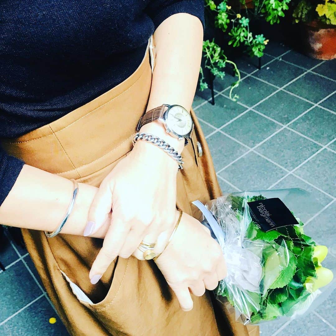 大草直子さんのインスタグラム写真 - (大草直子Instagram)「おはようございます！今日、東京は蒸し暑くなるみたい。たくさん水分摂りましょうね。最近ほぼ毎日つけているのが、 @natur_jewelry のバングル。純正シルバーなので少し重いのですが、それがまた良し。有機的なフォルムが、筋が目立ち始めた私の手に、優しさと柔らかさを添えてくれる気がします♡ゲイラックスをモチーフにしたピアスと共に。 @natur_jewelry  #naturandnicolaibergmann #natur_jewelry  #nicolaibergmann #ナチュアアンドニコライバーグマン  #ニコライバーグマン #ニコライさんとお客様 #とても楽しく豊かな時間 #ゲイラックスをモチーフにした #ブーケをニコライさんに #いただきました #最後は炒飯弁当 #寝坊してイライラしている #大学生へ」6月6日 7時15分 - naokookusa