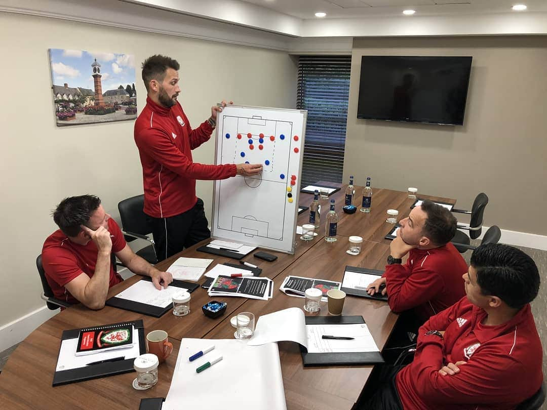 ティム・ケーヒルさんのインスタグラム写真 - (ティム・ケーヒルInstagram)「TRAINING DAYS with @fawtrust ⚽️📚 UEFA A LICENSE. DAY 3. Really enjoying working with all the coaches on the course. #squad」6月6日 7時18分 - tim_cahill