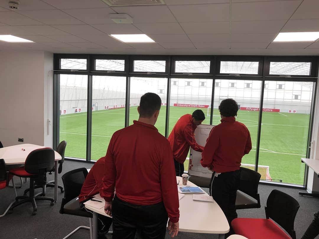 ティム・ケーヒルさんのインスタグラム写真 - (ティム・ケーヒルInstagram)「TRAINING DAYS with @fawtrust ⚽️📚 UEFA A LICENSE. DAY 3. Really enjoying working with all the coaches on the course. #squad」6月6日 7時18分 - tim_cahill