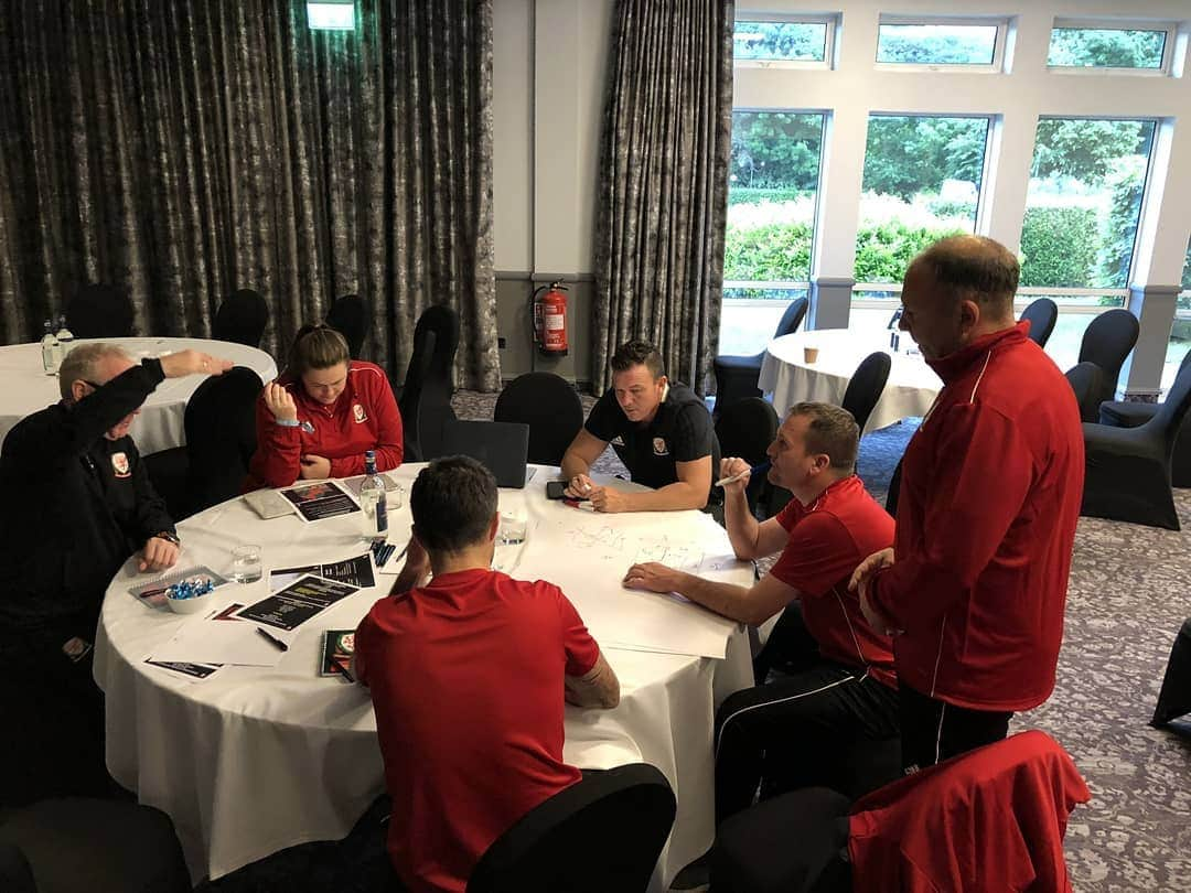 ティム・ケーヒルさんのインスタグラム写真 - (ティム・ケーヒルInstagram)「TRAINING DAYS with @fawtrust ⚽️📚 UEFA A LICENSE. DAY 3. Really enjoying working with all the coaches on the course. #squad」6月6日 7時18分 - tim_cahill