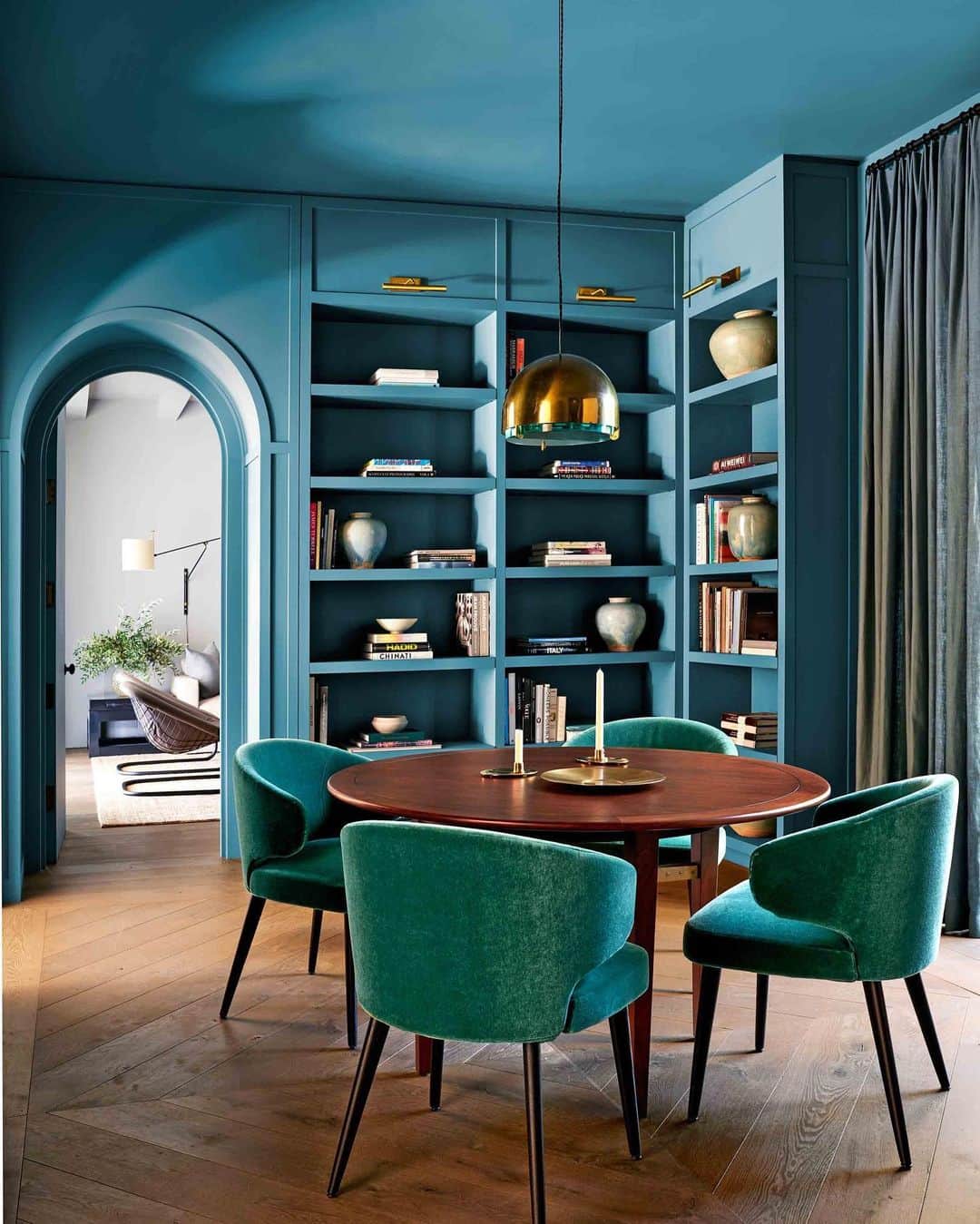 ELLE DECORさんのインスタグラム写真 - (ELLE DECORInstagram)「In a minimalist Los Angeles home designed by @kathrynmireland, a palette of creamy neutrals was enlivened with atmospheric pops of green and blue, like in the striking home library, which is painted in a color by Ireland for @c2paint. Link in bio for the full tour, as seen in our June 2019 issue. Photo: @trevortondro」6月6日 7時18分 - elledecor
