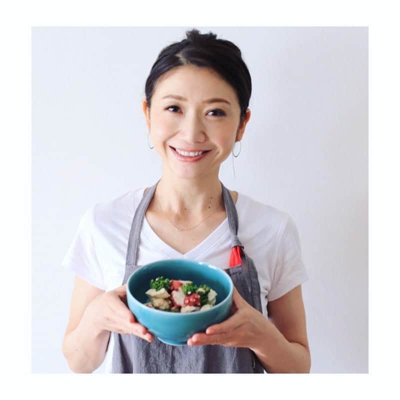市橋有里のインスタグラム：「おはようございます🌞今月のテーマは 美髪✨じめじめシーズン到来で紫外線のダメージも受けやすいこの季節にぜひ♪👉プロフィールからこのレシピがすぐ見れます。 ・ https://diet.news-postseven.com/38099 ・  #小学館 #ダイエットポストセブン #美髪 #美肌 #梅雨シーズン #6月 #小料理屋あり」