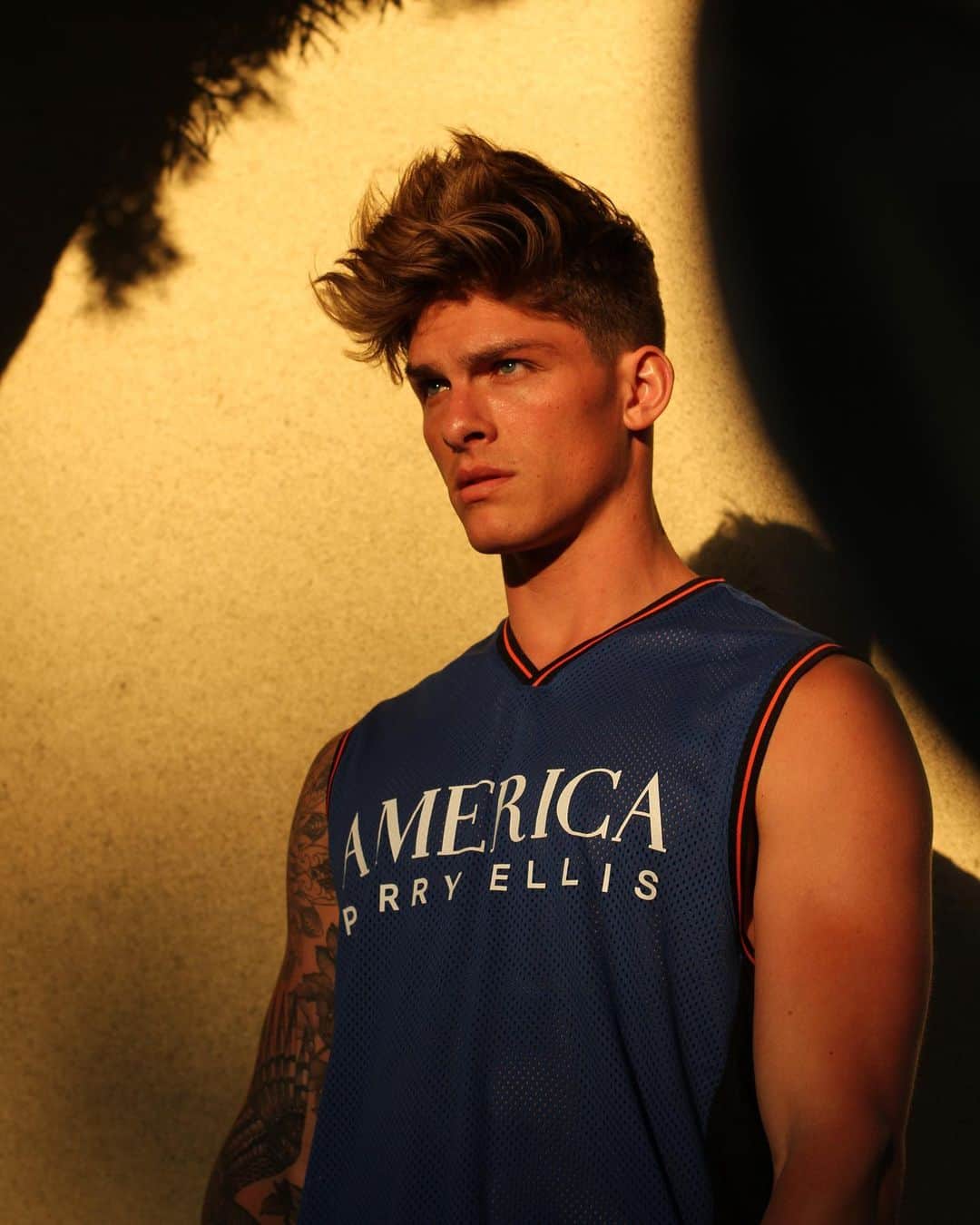 ペリーエリスのインスタグラム：「The era-defining look of #PerryEllisAmerica. Tap to shop the Mesh America V-Neck Tank. 📷 @austin_victoria」
