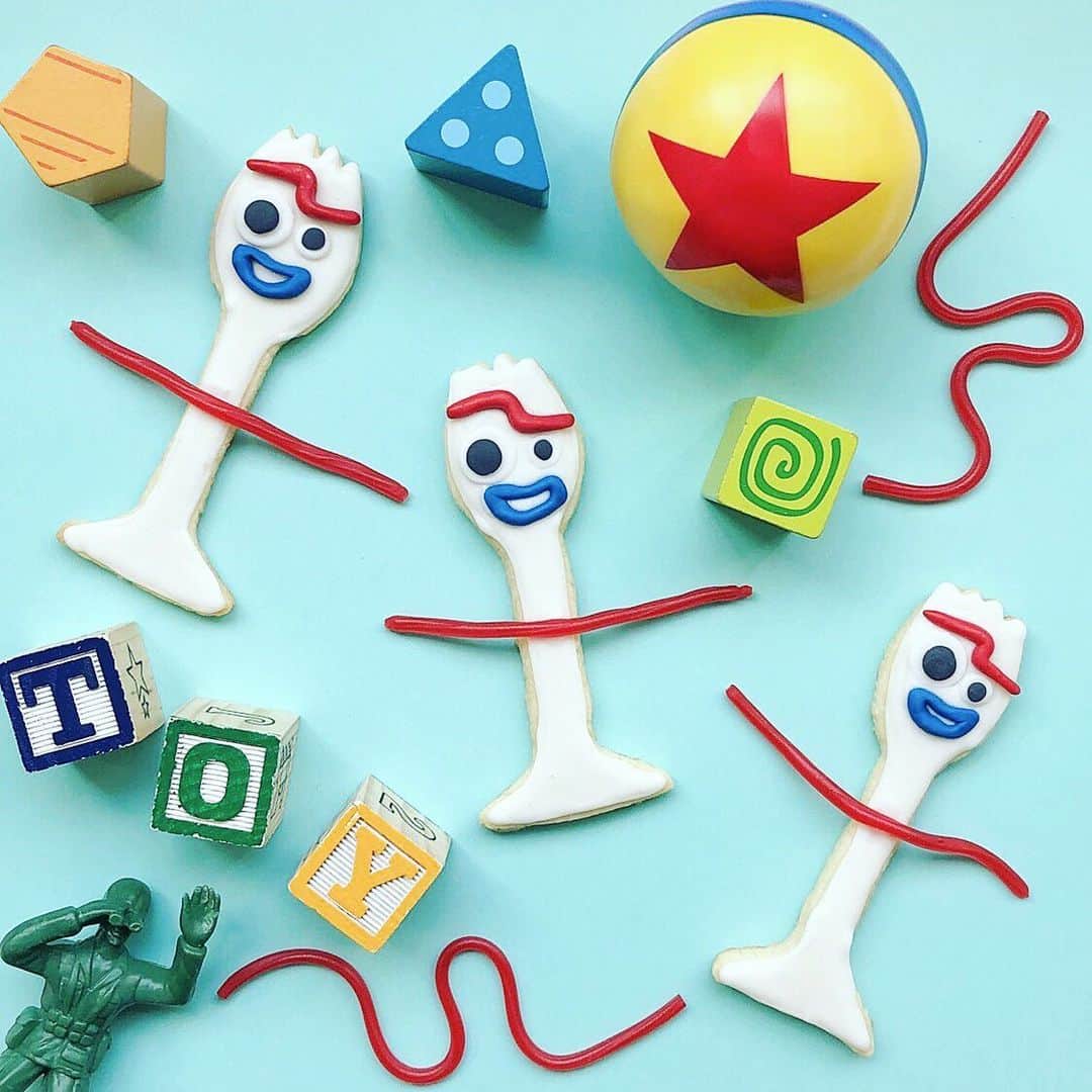 Disney Pixarさんのインスタグラム写真 - (Disney PixarInstagram)「Would you eat these Forky cookies with a: a) Fork, b) Spoon, or c) SPORK! See #ToyStory4 in theaters June 21.」6月6日 7時35分 - pixar