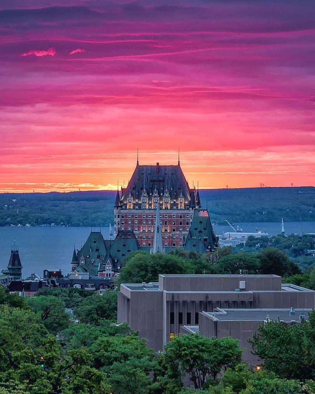 BEAUTIFUL DESTINATIONSさんのインスタグラム写真 - (BEAUTIFUL DESTINATIONSInstagram)「A sunset so beautiful it looks like a painting 🎨🖌️(📷: @manucoveney 📍: Quebec, Canada)」6月6日 7時36分 - beautifuldestinations