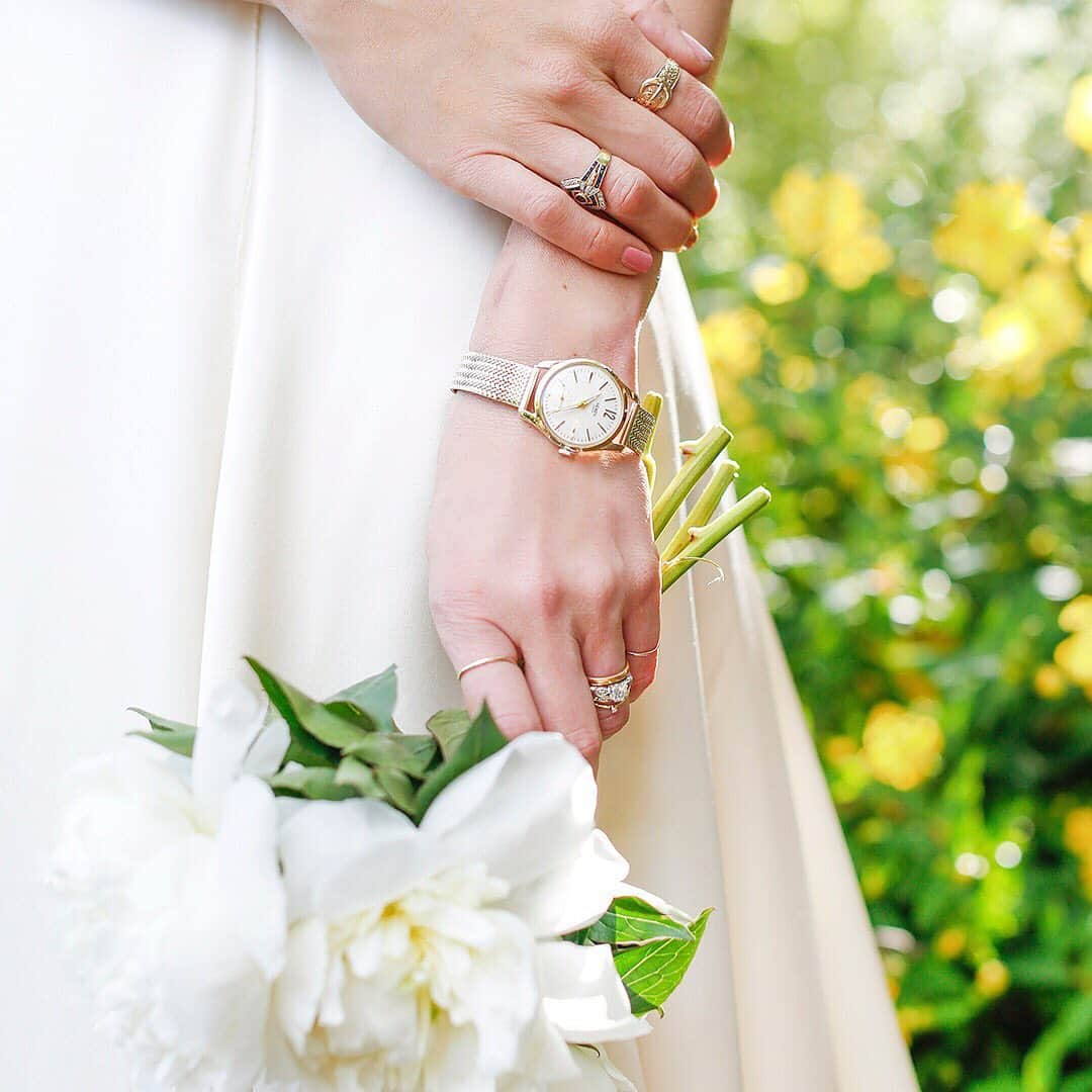 Henry London Official page of Britishさんのインスタグラム写真 - (Henry London Official page of BritishInstagram)「Simple and beautiful... wedding styling by @belleandbunty . . . #henrylondon #henrywatches #womenswatches #womensfashion #london #britishdesign #britishbrand #vintage #heritage . #wedding #weddingideas #weddinggifts #weddingrings #weddingbells #engraving #personalgift #personalgifts #specialmoments #initials #watch #time」6月6日 7時38分 - henrywatches