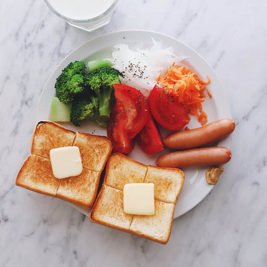 樋口正樹さんのインスタグラム写真 - (樋口正樹Instagram)「Today's breakfast . 朝食のワンプレート。 パン、野菜いろいろ、 ソーセージ、＆牛乳。 今日は暑くなるって💦 . . #ワンプレートごはん #ワンプレート #バタートースト #トマト #キャロットラペ #新玉ねぎ #ブロッコリー #ソーセージ#タカキベーカリー #阿蘇牛乳のミルクブレッド #パン部 #朝ごパン」6月6日 7時48分 - higuccini