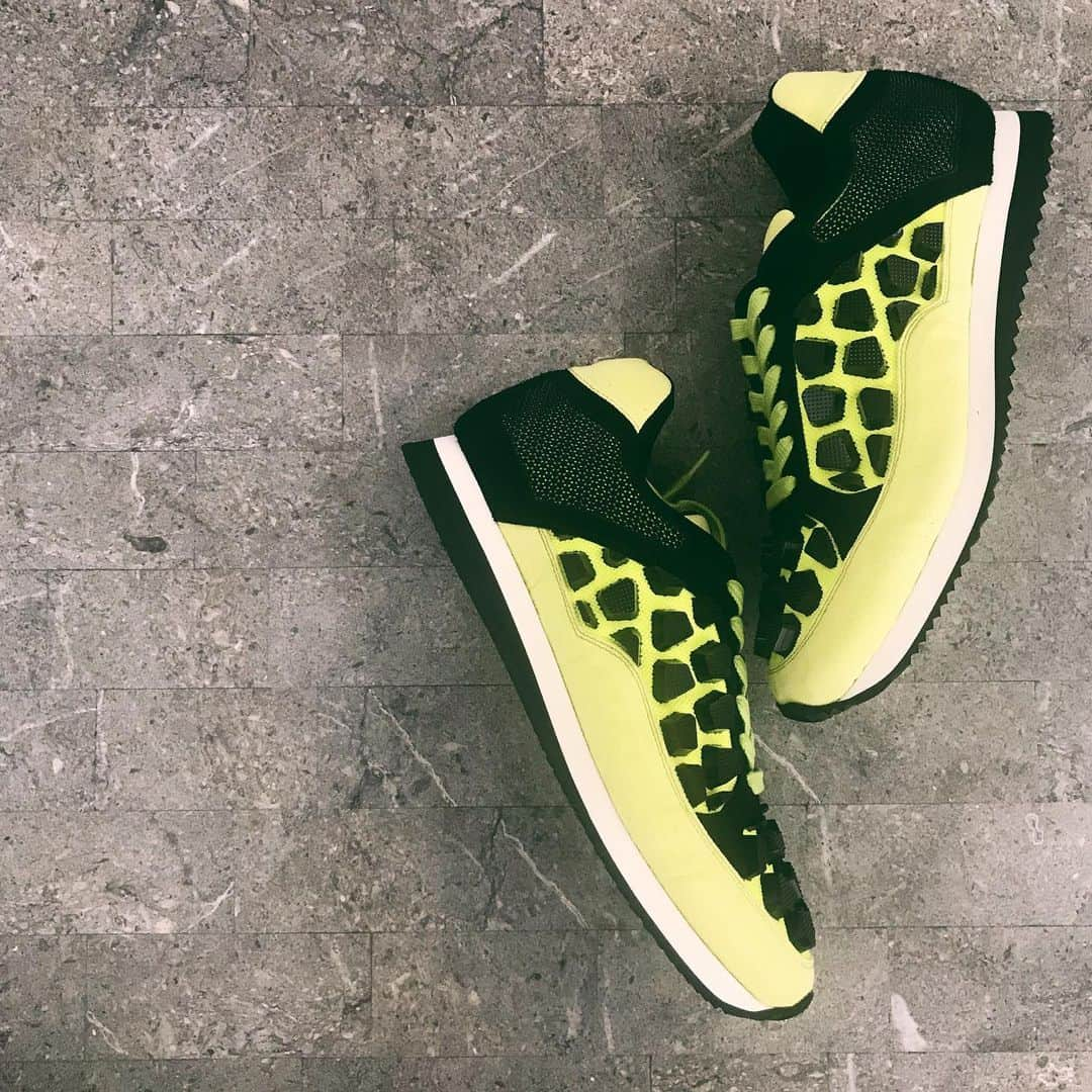 柏木作夢さんのインスタグラム写真 - (柏木作夢Instagram)「New Kicks👟⚡️ #commedesgarcons #kicks #sneakers #neon #studs #yellow #instapic #it #item #kotd #wear #coordinate #fashion #tokyo #street #style #Favorite #own #mensblog #mensstyle #mensfashion」6月6日 7時54分 - samukashiwagi