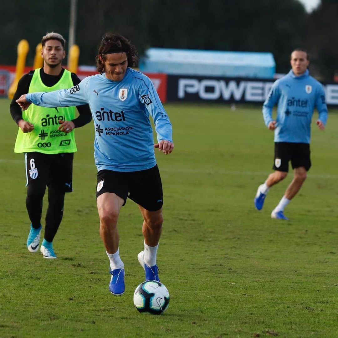 エディンソン・カバーニさんのインスタグラム写真 - (エディンソン・カバーニInstagram)「Entrenamiento de la tarde... ”futbol⚽️”🇺🇾」6月6日 7時57分 - cavaniofficial21