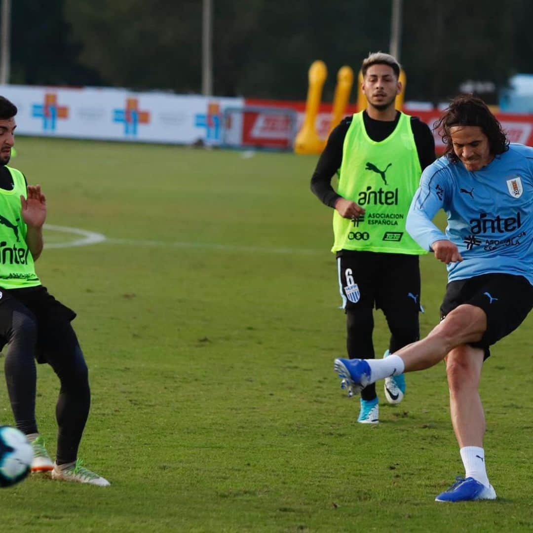 エディンソン・カバーニさんのインスタグラム写真 - (エディンソン・カバーニInstagram)「Entrenamiento de la tarde... ”futbol⚽️”🇺🇾」6月6日 7時57分 - cavaniofficial21