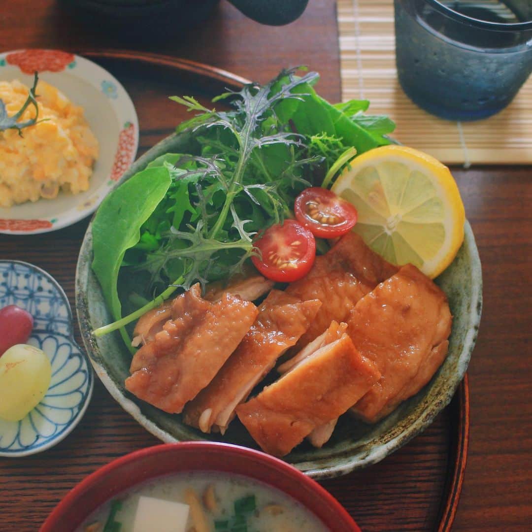 Kaori from Japanese Kitchenさんのインスタグラム写真 - (Kaori from Japanese KitchenInstagram)「2019.6.6 Thu トレーニング後の朝昼ごはん。 ・ Good morning! One day’s Japanese breakfast after workout: Rice w/ pickled plum, miso soup, Teriyaki ginger chicken w/ green leaves, dressed land seaweed w/ pickled plum, egg and mayo salad, and grapes. ・ おはようございます。 こないだの朝昼ごはんで失礼します。 筋トレ後ということでタンパク質多め。 どーんと鶏の生姜焼きに、卵サラダ。 卵サラダはマイブームのいぶりがっこ入り。 ゆで卵1個をしっかりつぶし マヨネーズ大さじ1と きざんだいぶりがっこを入れて 混ぜ混ぜしたら完成。 甘めのたくわんでも美味しい予感。 鶏の生姜焼きのような甘辛い味付けと 相性抜群でご飯がすすむすすむ。 鶏の生姜焼きはやきとり日本一さんのです。 てなわけで今日の走り書きは鶏肉。 ・ 📝薬膳走り書き📝 鶏肉:脾胃を温め気力を補い、食欲不振、慢性下痢、体力回復に有効。(楽食storyより) ・ 【おしながき】 ごはんと梅干し なめこと豆腐のお味噌汁 鶏の生姜焼き @nihonichi.jp いぶりがっこ入りの卵サラダ おかひじきの梅和え(あこさんレシピ)@___a50a___ 種無しぶどう ・ やきとり日本一さんで焼き鳥を買ったらもう1本プレゼントキャンペーン中とのことで、早速今日買いに行こうと思っています。(無料に弱い関西人…笑)6/14までらしいので、近くに店舗がある方はお見逃しなく。アカウント @nihonichi.jp をフォローして焼き鳥を買うだけらしいです。焼き鳥だと塩派、やげんなんこつとぼんじりが大好き。 今日も出勤前に運動してきます。夏が近づくとダイエット熱が高まる。(毎年あるある)体脂肪燃やすぞ…！痩せたら勝手にご報告します。笑 皆さま良い一日をお過ごしください☺︎ ・ #やきとり日本一 #やきとり #焼鳥 #日本一 #おうちごはん部 #鶏肉料理 #肉料理 #お惣菜 #おいしいもの #おうちご飯 #ビールに合う #ビールに最高 #楽うま #肉好きな人と繋がりたい#料理写真 #instafood #foodpic #japanesefood #cookingram #献立 #おうちごはん #朝ごはん #和食 #一汁三菜 #小澤基晴」6月6日 8時01分 - coco_kontasu