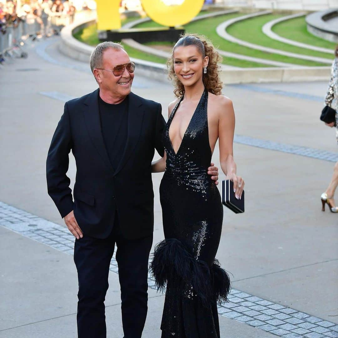 ベラ・ハディッドさんのインスタグラム写真 - (ベラ・ハディッドInstagram)「Thank you @michaelkors for dressing me for the @cfda awards. We had the best time ✨👯‍♂️🖤We laughed a lot and I cried 99% of the time. 😩What a inspiring night that just makes me love fashion even more」6月6日 8時03分 - bellahadid