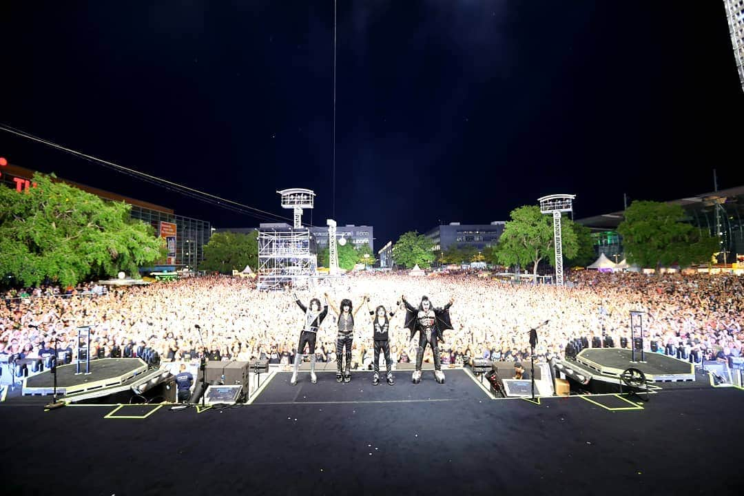 KISSさんのインスタグラム写真 - (KISSInstagram)「#Hannover! You were awesome tonight at Expo Plaza! #EndOfTheRoad World Tour」6月6日 8時14分 - kissonline