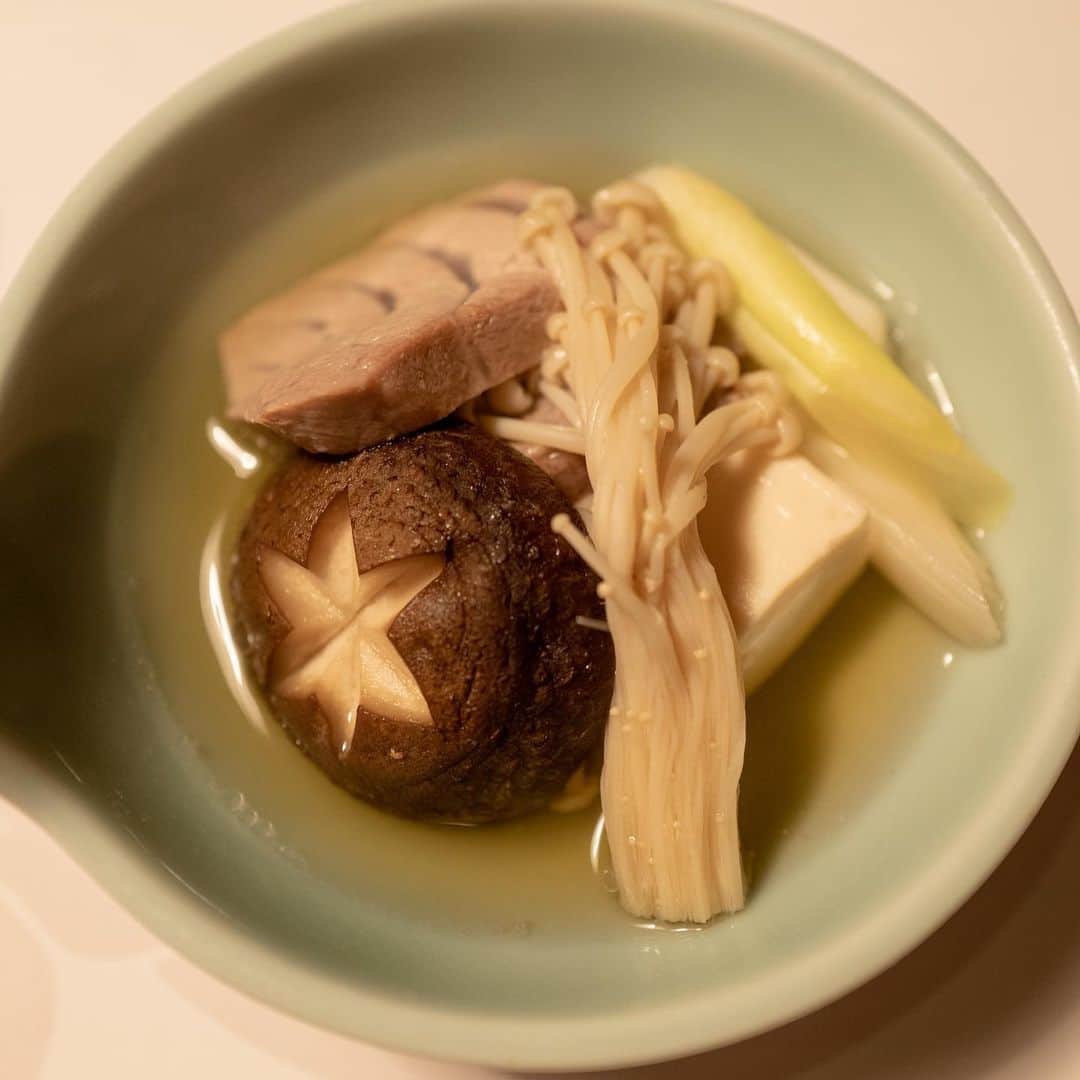 武井義明さんのインスタグラム写真 - (武井義明Instagram)「不定期開催の食事会、昨晩は「よし梅 芳町亭」に集まった。夏越の祓（なごしのはらえ）をテーマにしたコース、食前酒、先付、季節の八寸、刺身、焼き物、煮物、鍋、ぞうすい、香物、デザートと、すばらしかった。鍋は名物の「ねぎま」。江戸の味という知識はあったものの、食べる機会がなかった鍋。江戸の昔はヅケにしてまぐろを保存したので、赤身が重宝され、脂の多いトロは不向き、ゆえにこの食べ方が発明されたとか。トロに火を通すと、ほろほろとくずれるほどやわらかく、たしかに味はマグロで、すこし酸味の残る（アミノ酸ですね）ふしぎな感覚。脂は出汁に溶け、それを吸った野菜のうまいこと。とくに葱。なるほど「ねぎま鍋」というだけある。そしてどんどん出汁がうまくなっていくので〆のぞうすいのすごいこと。こうして写真をとりこむと、なんと季節感のあることか。梅雨入り前に食べられてよかった。ちなみにだんなさんが料理長、おくさまも料理人。おくさまの妹さんが女将。家族経営というのも素敵だなあ。」6月6日 8時14分 - bebechef