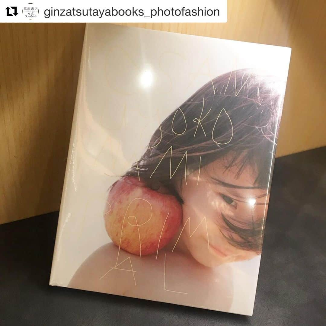 横浪修さんのインスタグラム写真 - (横浪修Instagram)「ツタヤギンザシックスで写真集販売しております。 #osamuyokonami #横浪修 #Repost @ginzatsutayabooks_photofashion with @get_repost ・・・ 【新しい時代のPRIMAL  横浪修フェア】PRIMAL／横浪修／2019／サイン入  フェアタイトルにもなっている新刊『PRIMAL』は、2019年にフランス・スウェーデンに拠点を置く出版社Librarymanと横浪修のコラボレーション第三弾として刊行されました。「100 children」や「1000 children」に続く、横浪修がライフワークとして取り組む、体のどこかに野菜や果物をはさんだ子供達を撮影するシリーズの最新作です。  少し不思議な統一の状況をつくることで、衣服など社会的な記号から解放されて明らかになる、子供達の一人一人の個性、ひいては人間が共通にもつ原初性＝PRIMALを探求しています。  #ginza#ginzatsutayabooks#tokyo#photography#photobook#osamuyokonami#primal#libraryman#横浪修」6月6日 8時24分 - osamuyokonami