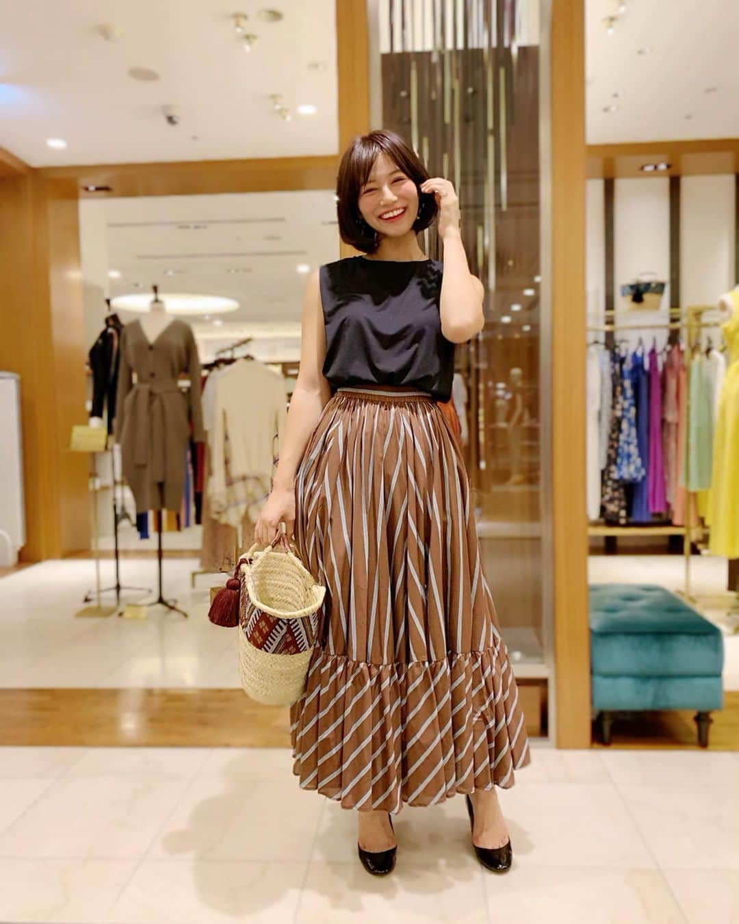 のインスタグラム：「おはよん☺️❤️ . 今朝は大好きなブランド、ユナイテッドアローズの新作で夏コーデを試着した時の❤️✨ . fitom（フィットム）っていう、みんなの試着を参考に商品が買えちゃう新しいアプリがリリースされたので早速使ってみたの☺️❤️ . アプリ内で、自分と近い体型の人の試着したシルエットや、サイズ感を参考にできるから、ネットでのサイズ選びも安心だし、コーデも参考にできるのが嬉しい🙆‍♀️❤️ . あとは、試着リクエストがある商品を試着して撮影、登録をすると、ポイントがもらえて、クーポンとして利用できるの🙆‍♀️✨試着がみたい商品については、リクエストをすることも可能なの🙆‍♀️❤️すごい時代だ〜☺️ . わたしも早速fitomに3コーデ投稿してみました🤣❤️ どれも可愛くて試着してて自分も欲しくなっちゃったよ← . 自分の欲しい服リストのメモ代わりにもできるのがよいよね😳💕🙏 . みんなもぜひダウンロードして参加してみてね❤️今日も頑張っていきましょー！ . #fitom #fashion #coordinate #コーデ #コーディネート #ファッション #コーデ #夏コーデ #夏服コーデ #UA #ユナイテッドアローズ #unitedarrows #通勤コーデ #休日コーデ #カジュアル #カジュアルコーデ #おしゃれさんと繋がりたい #おしゃれ #ハット #かごバッグ #ストローハット #夏服 #summer #夏 #shopping #お買い物 #fitom_PR」