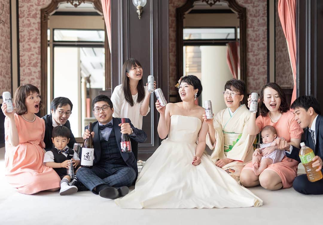 のインスタグラム：「とりあえず酒飲みの一家だということは分かった。新郎さん出来上がっとるやないか. . . . #JUNOの前撮り . . .」