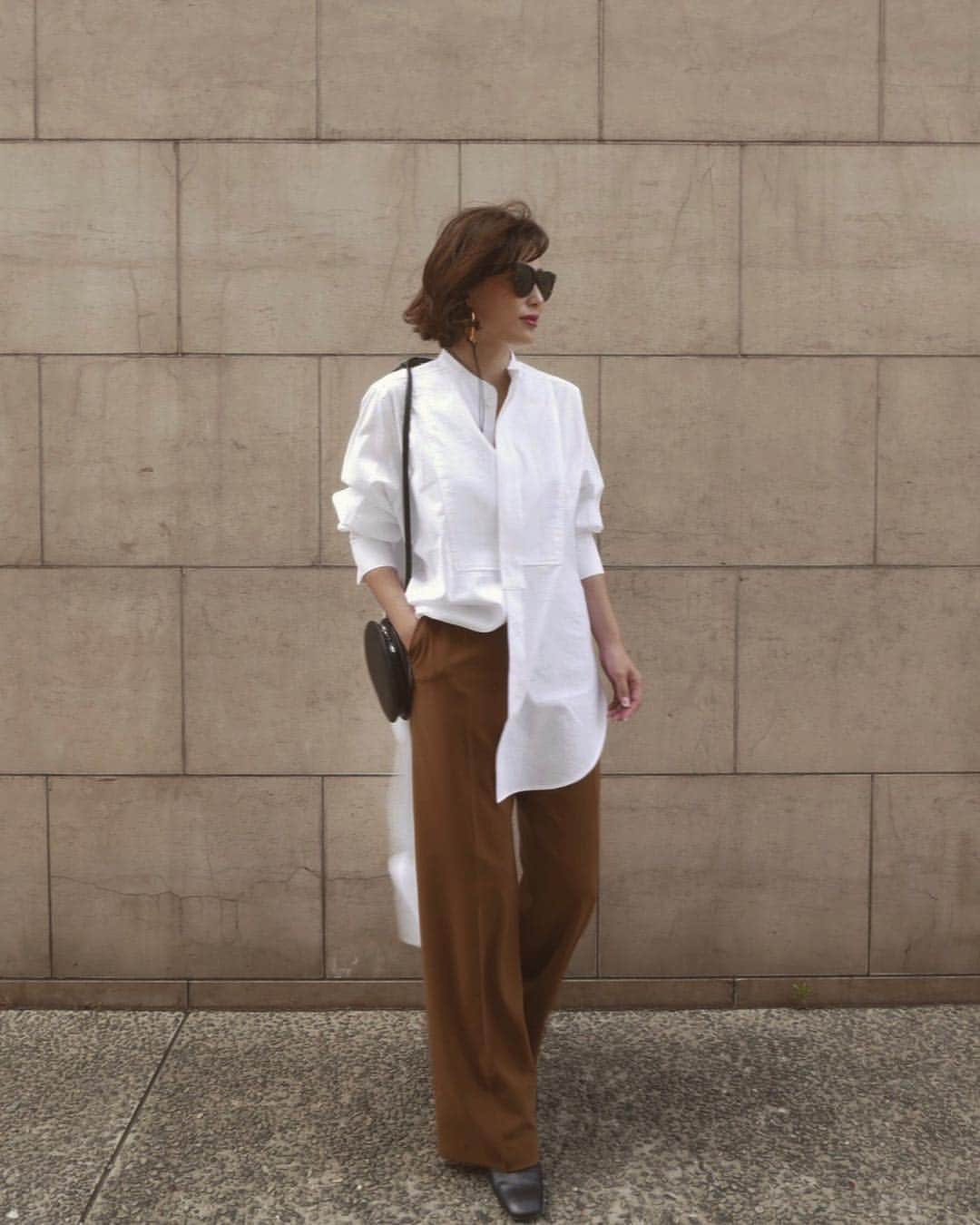 JUNNAのインスタグラム：「@etretokyo '19 AUTUMN WINTER EX THE TAILORED NEUTRAL ・ ・ 私が特に気に入っている 今回のAWテーマ "テイラード ニュートラル" を代表するコーディネート。  今夜のインスタライブは本日発売アイテム 明日のインスタライブは受注会対象のAWアイテムを ご紹介したいと思います🤭 ライブのアカウントは @etretokyo です！ ・ ・ 【CREDIT】 #バックテールロングシャツ / AW ¥21,000+tax #ストレッチワイドパンツ/ AW ¥19,000+tax bag / ETRÉ TOKYO AW ・ ・ ・ 《関係者プレス展示会》 6月5日〜6月7日 ・ 《先行受注会》 先行受注会では実際にご試着が可能です。 ONLINE STORE / 6月10日12:00〜16日 東京/ LUMINE 新宿店 6月11日〜16日  大阪/ LUCUA 店  6月21日〜23日 ※6月21日（金）LUCUA店では、プレオーダーパーティーを開催。皆様がお楽しみ頂けるドリンクなどをご用意させて頂きます。 #2019ETREaw #展示会 #受注会 #156cm #junna👠 #etretokyo #2019ETREaw #2019aw #AW #ボブヘアー #ボブ#大人ボブ #ベージュコーデ #ベージュカラー」