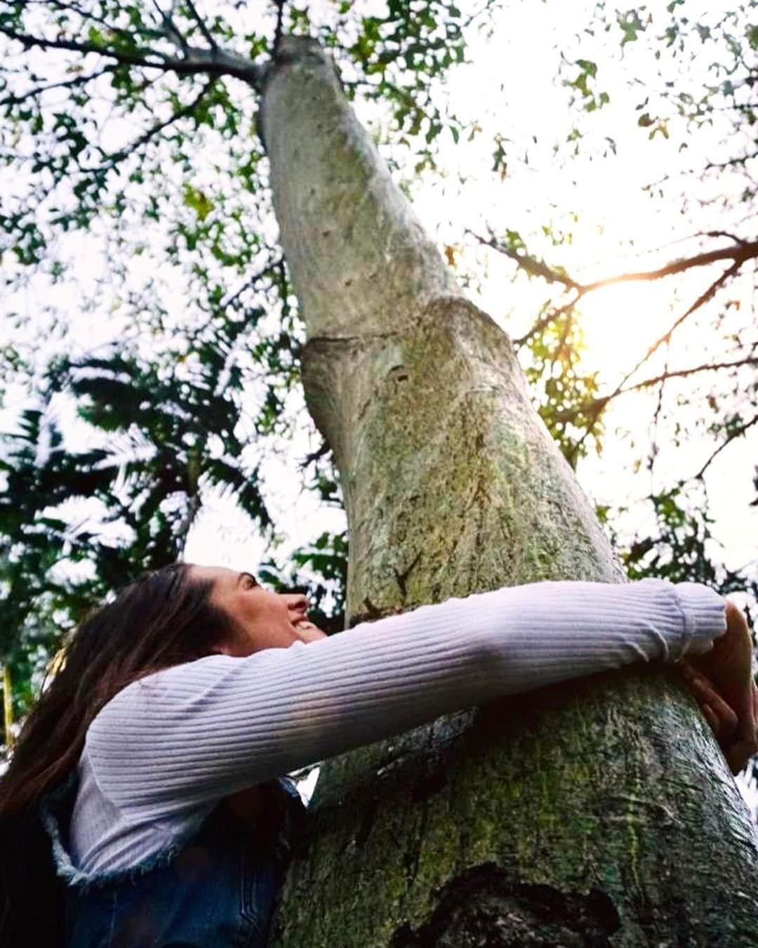 ジュリアナパイヴァさんのインスタグラム写真 - (ジュリアナパイヴァInstagram)「“Quando for jogar algo fora, repense! Não existe fora.”🌎 Recicle sua mente! Somos todos um só! #DiaMundialDoMeioAmbiente #MãeNatureza #EuAmoEuCuido #Ciclo #Vida #Respeito❤️」6月6日 8時22分 - juulianapaiva