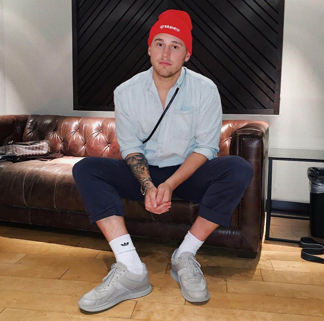 ブランドン・シェイアのインスタグラム：「Low key my favorite thing to do when I’m sad is shop... retail therapy is for real.」