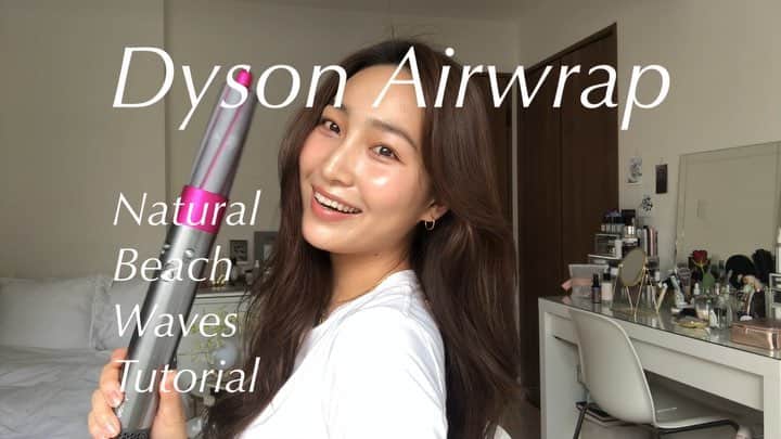 のインスタグラム：「🎬 Dysonさんからずっと気になっていたAirwrapをいただきまして、あまりに革新的で感動の毎日。 何より、乾かしながらセットが出来るからかなり時短！ ロングヘアで毎日汗だくになりながら15分以上かけてドライヤーして、その後さらにコテで髪を巻いていたストレスから解放。 過度に熱くならないから、髪に優しくやけどに怯えずに済む。  気流でわたあめみたいにしゅるしゅる〜っと巻き付いていく感じもクセになる。 ドライヤー単品のアタッチメントも付いてるから、本当にこれ一台あればok🙌🏼 想像以上に感動してる。 おすすめすぎる  #dyson #dysonairwrap  #dysonhair #ダイソン #エアラップ」