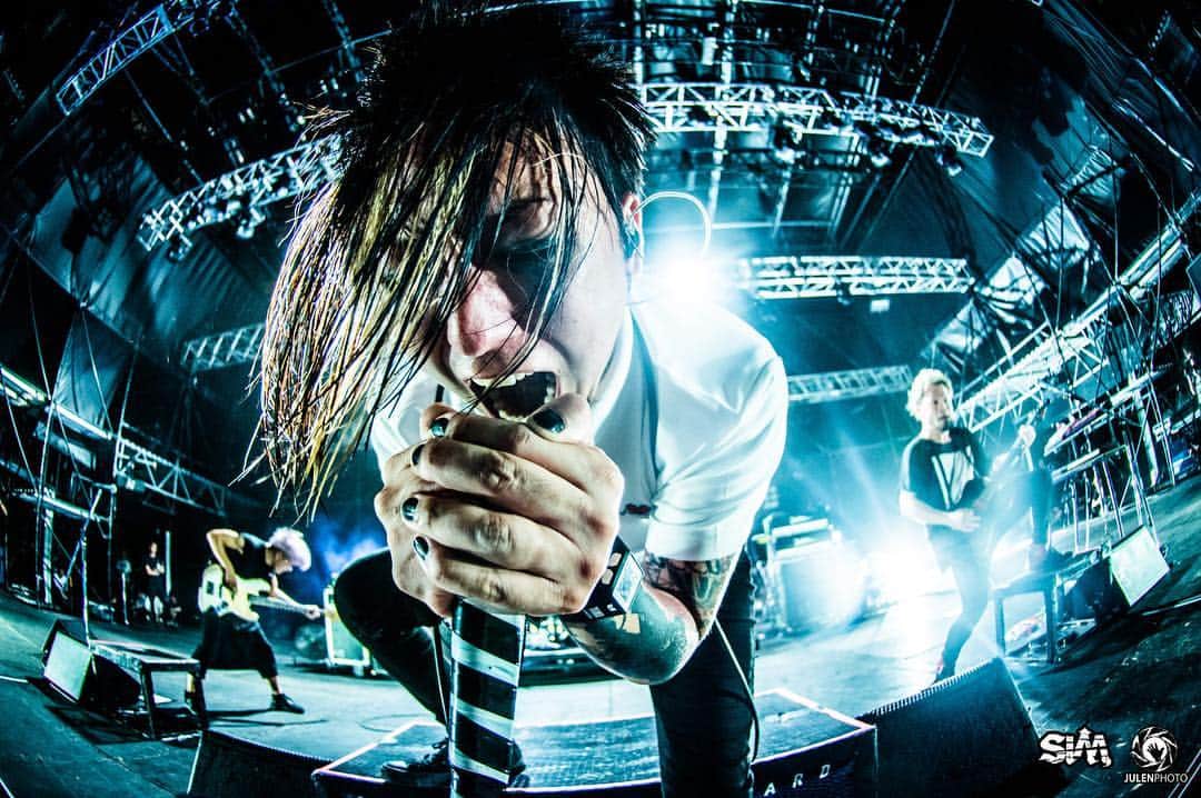 Julen Esteban-Pretelのインスタグラム：「#throwback: @sim_japan’s @deadpopfest_official is fast approaching. Cannot wait to be there again this year. Here is a photo from 2018. #TOURDREAMS #julenphoto #simjapan  Shot with @nikonjp: Nikon D7200, Nikkor DX 10.5mm f/2.8, ISO1600, 10.5mm 1/500s at f/2.8, no flash #nikon #nikonjp #clubnikonjapan」
