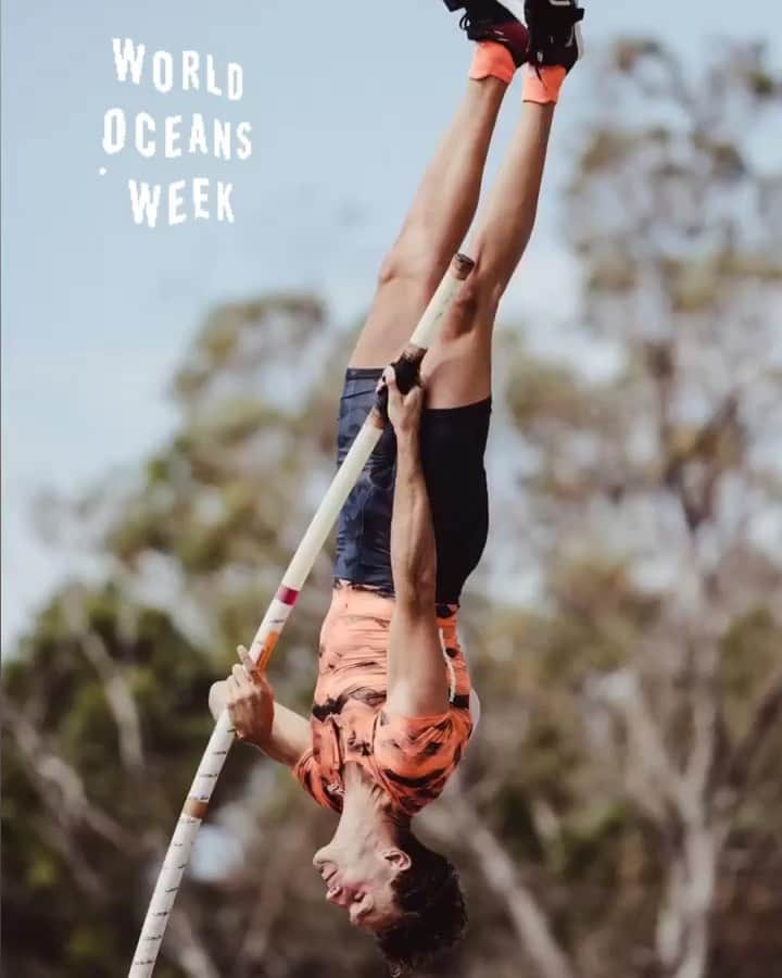 カーティス・マーシャルのインスタグラム：「It’s predicted that by 2050, there may be more plastic than fish in our oceans. 😭🐬🐋🐟 It’s up to us to make sure that future generations are able to experience our incredible Oceans the way we do. 🌊🌊 Join the movement and #RunForTheOceans happening June 8 -16. Sign up on Runtastic and learn more through the link in bio 💪🏼 @adidasrunning 🏃🏼‍♂️4 🌊」
