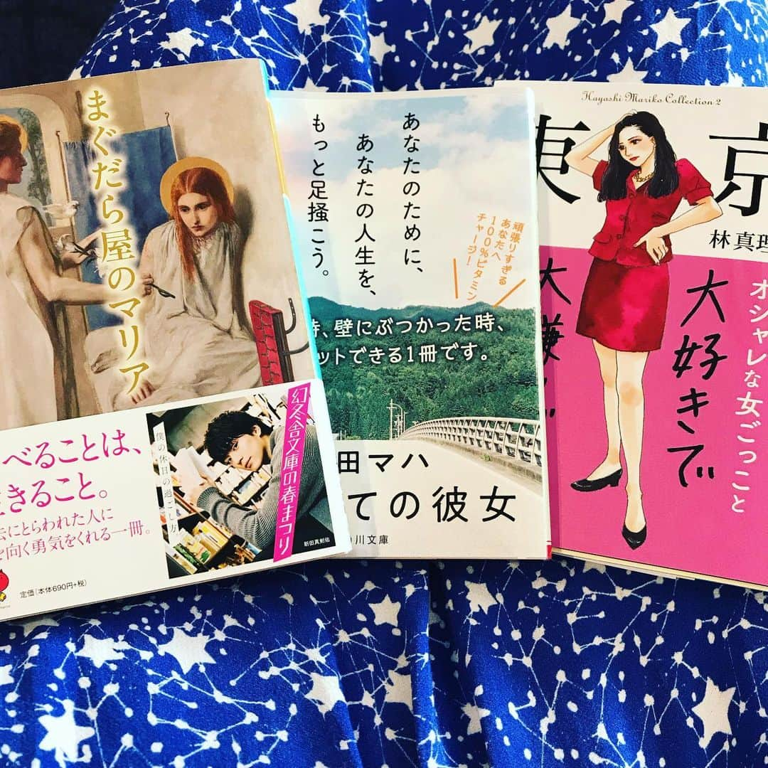 潮田玲子さんのインスタグラム写真 - (潮田玲子Instagram)「羽田空港でほぼ毎回立ち寄る本屋さん。 そこで出会った店員さんに前回勧めてもらった本がとても良くて、今日もそこへ行き、前回の感想もお伝えしつつその店員さんにまたお勧めしてもらった本たち😍💓 今日はこれを持って福岡へー✈️ #本 #移動は本の時間 #店員さんにお勧めしてもらったら #間違いない #原田マハさん #林真理子さん #有川浩さんも好き」6月6日 8時49分 - reikoshiota_official