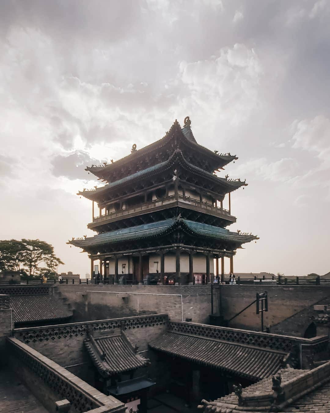 Galaxy Mobile Japanさんのインスタグラム写真 - (Galaxy Mobile JapanInstagram)「GalaxyのInstagramからは世界の風景もお届けします！今回の写真は中国、朝焼けに染まる平遥古城をトリプルカメラで撮影✨ お城だけではなく、城壁や周囲の街並みまで、約2700年前の築城当時そのままに保存されている世界遺産なんですよ♪中国に旅行に行く際にはぜひ立ち寄ってみてくださいね🚶 📸#GalaxyS10 #withGalaxy Photo by @_deepsky」6月6日 9時00分 - samsungjpn