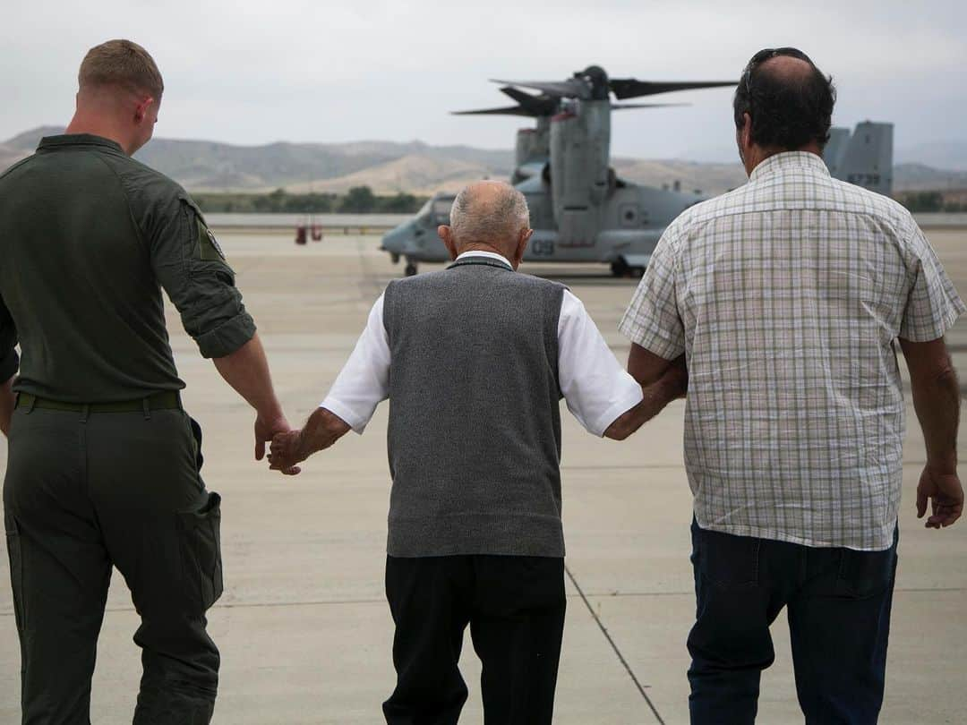 アメリカ海兵隊さんのインスタグラム写真 - (アメリカ海兵隊Instagram)「Retired Maj. Richard Cropley celebrates his 99th birthday with @3rdmaw, at Marine Corps Air Station Camp Pendleton, California, May 31, 2019.  Cropley served his country for more than 20 years as a fighter/bomber pilot during World War II and flew multiple combat missions over the Pacific. Cropley’s birthday wish was to spend time with his Marine Corps aviation family and to see an MV-22B Osprey up close.  #USMC #Marines #MarineCorps #Veteran #SemperFidelis」6月6日 8時53分 - marines