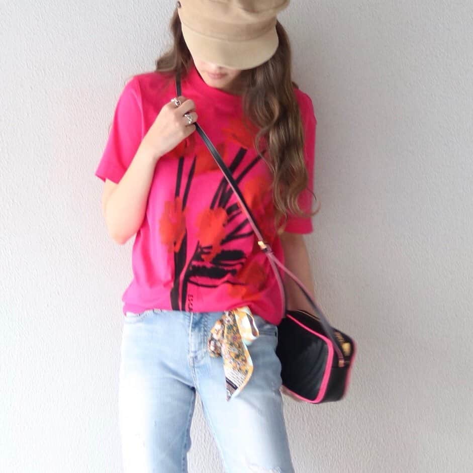 *✭ᏋണᎥ✭*さんのインスタグラム写真 - (*✭ᏋണᎥ✭*Instagram)「ㅤㅤㅤㅤㅤㅤㅤㅤ ㅤㅤㅤㅤㅤㅤㅤㅤ  ㅤㅤㅤㅤㅤㅤㅤㅤ  ㅤㅤㅤㅤㅤㅤㅤㅤ ESCADASPORTSのTシャツを お気に入りのデニムと合わせたstyle☺ ㅤㅤㅤㅤㅤㅤㅤㅤ 足元はスニーカー、帽子はマリンキャップ﻿ にしたの🥰🍀 ㅤㅤㅤㅤㅤㅤㅤㅤ このぐらいの大きさのバッグって なんでこんなに可愛いんだろ😂❤️ 何個でも欲しくなっちゃうよね♡ ﻿ ﻿ #今日のコーデ﻿﻿ #エスカーダ﻿﻿ #ESCADA﻿﻿ #エスカーダスポート﻿﻿ #ESCADASPORT﻿﻿ #heartbag #ハートバッグ #ootd﻿﻿ #ad」6月6日 8時55分 - emiliopucci__