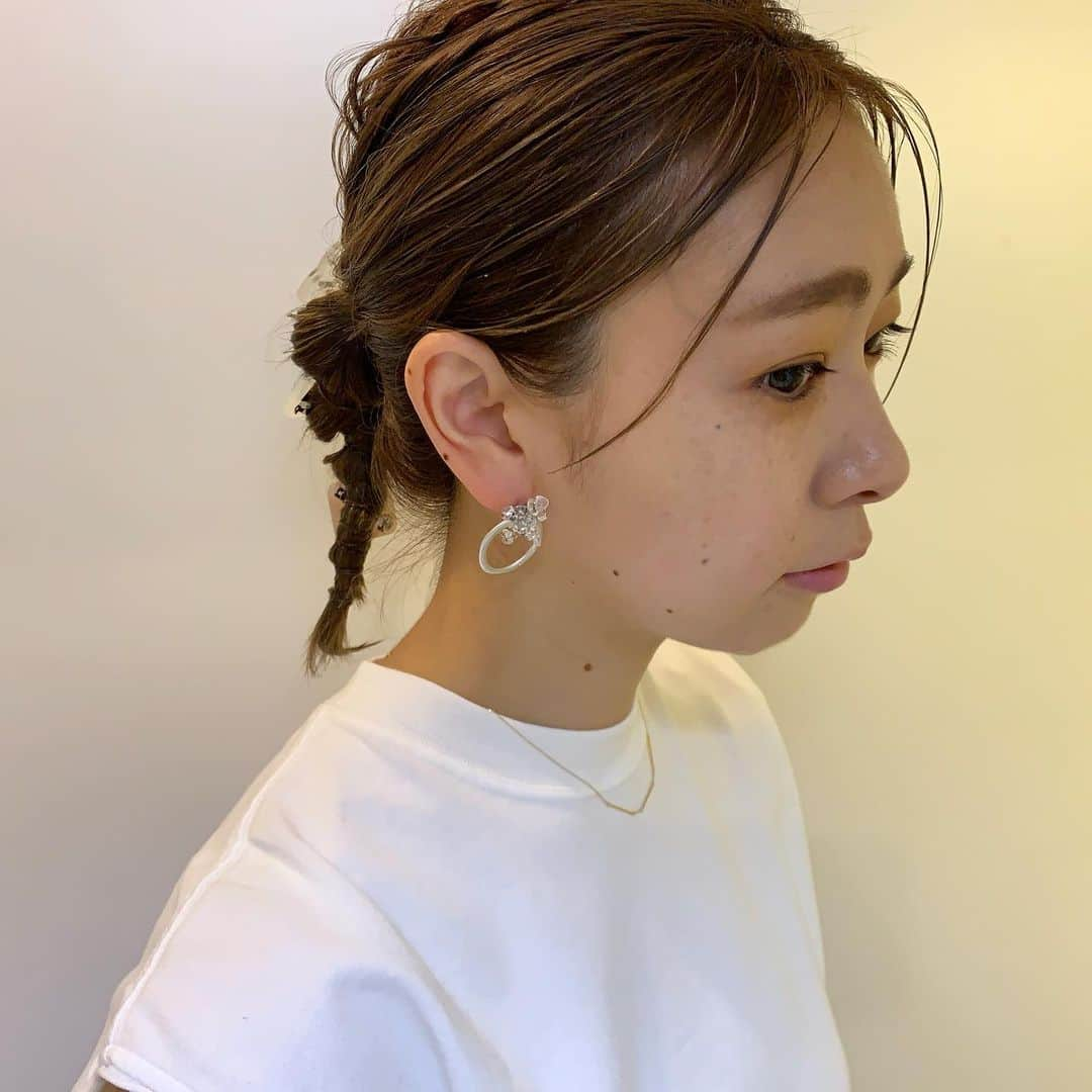 YU-U（工藤由布）さんのインスタグラム写真 - (YU-U（工藤由布）Instagram)「2019,06,06のアレンジ 暑い〜🥵夏日だ🌞 S/Cバームですごいウェッティーにして後れ毛なしでキュッ☝🏻 後ろ向きだけアクセたくさん前から見たらシンプルな感じにしたよ🙌🏻 下まつ毛ベージュで上はマスカラなし✔︎こないだストーリー載せたNARSの淡パープルリップ💄してるよ👌🏻 ポニーフック… @nood.aoi プチバレッタ… @san_official ピアス… @cilsoie ・・・ #ヘアアレンジ #uアレンジ #ボブアレンジ #ミディアムアレンジ #ロングアレンジ  #uボブアレンジ #hairarrange #hairstyle #tcbsnap #スタイルクラブ#noodaccessory #sanコレ #cilsoie #アイロンなしアレンジ #雨対策ヘア」6月6日 8時55分 - nyan22u22nyan