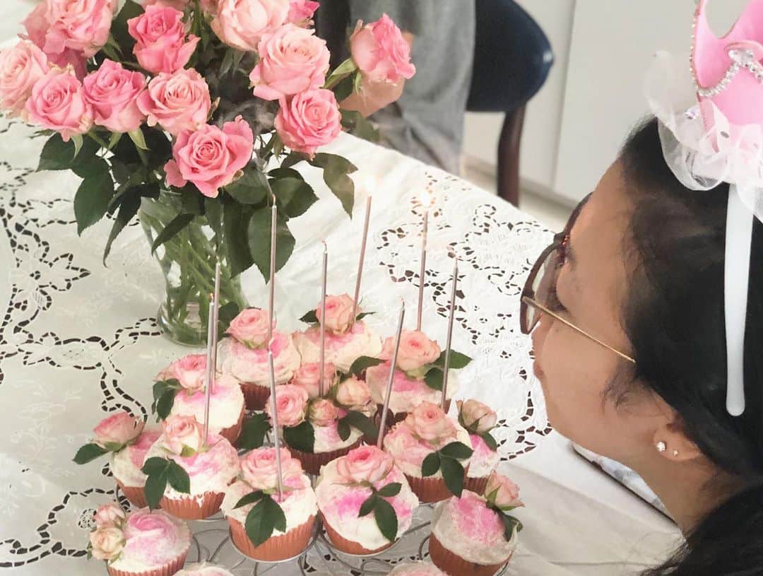 桐島かれんさんのインスタグラム写真 - (桐島かれんInstagram)「娘の誕生日。カップケーキに薔薇をあしらって。 #バースデーケーキ #birthdaycupcakes」6月6日 8時57分 - houseoflotuskaren