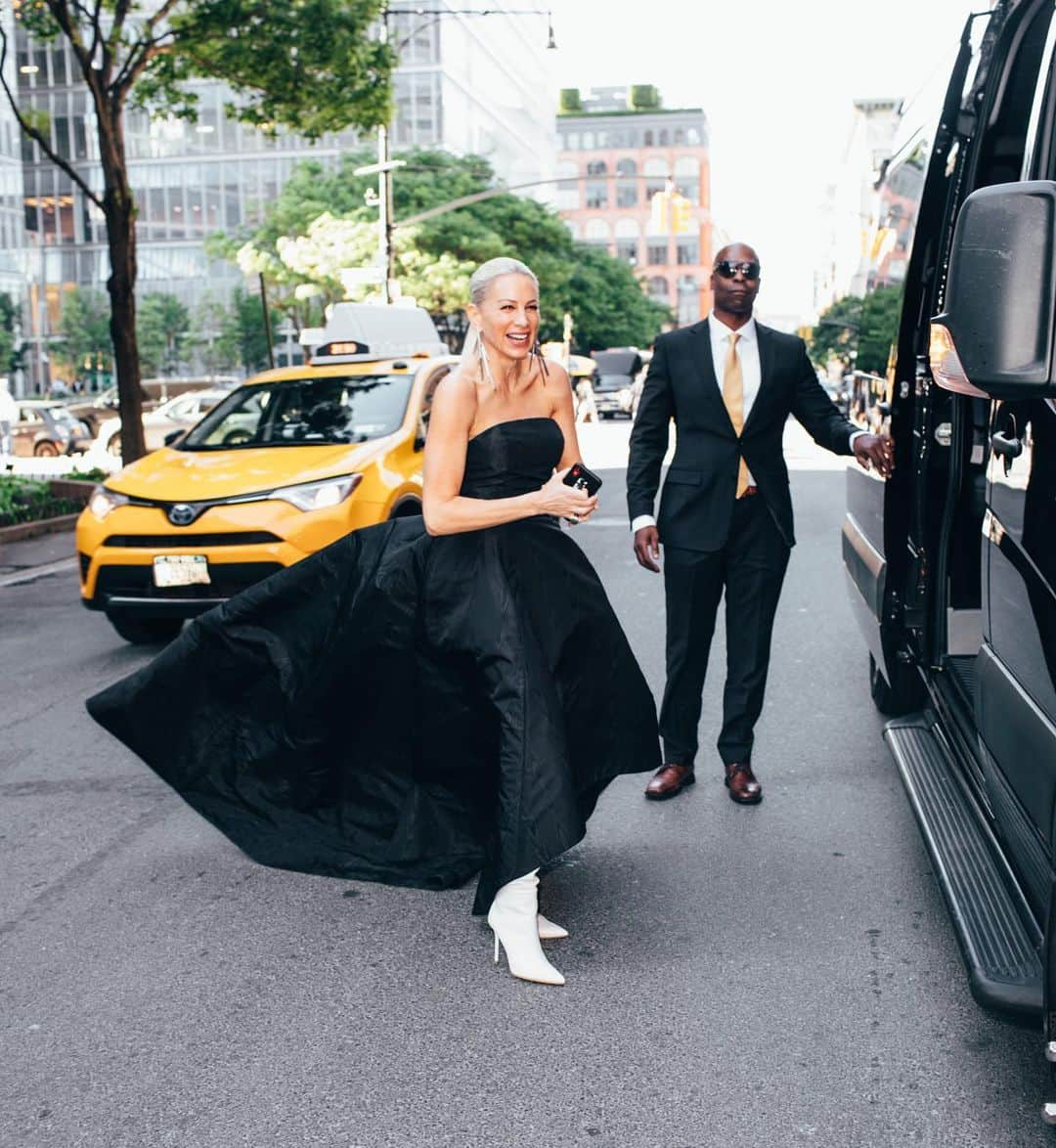 オスカーデラレンタさんのインスタグラム写真 - (オスカーデラレンタInstagram)「The forever stylish @JenniferFisherJewelry makes a grand entrance to the 2019 #CFDAAwards in our #odlrspring2019 moiré faille gown.」6月6日 8時58分 - oscardelarenta