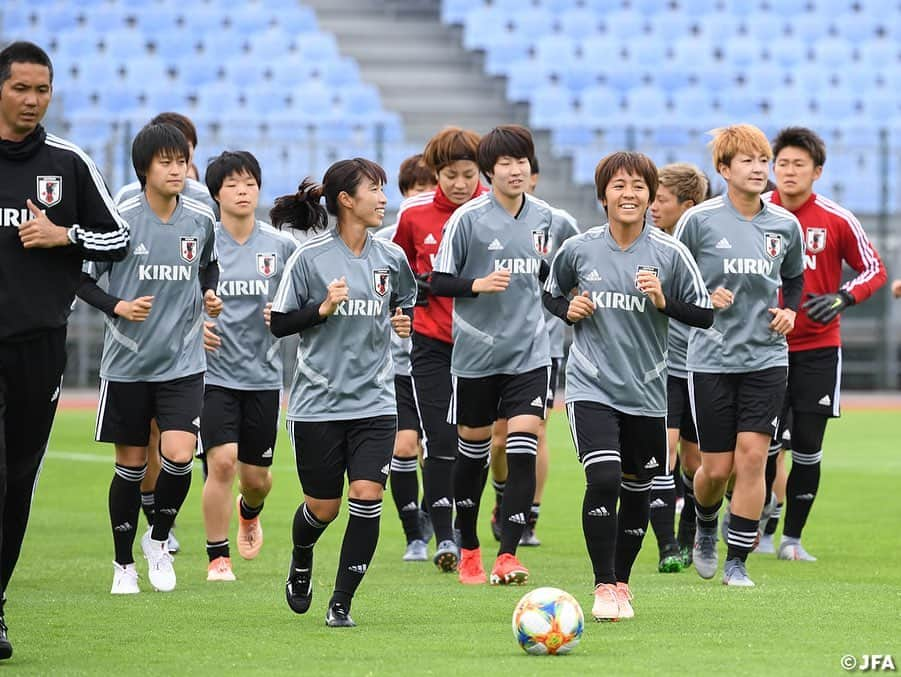 日本サッカー協会さんのインスタグラム写真 - (日本サッカー協会Instagram)「ワールドカップ初戦の地パリで初練習！🇫🇷🇯🇵 ・ なでしこジャパンは5日(水)、パリで初練習を行いました。2日間のオフを経て、心も身体もリフレッシュした選手たちは、改めて気を引き締め、精力的にトレーニングに取り組みました。 ・ ✍️JFA.jpでは、活動レポートを掲載中！ ・ ＜FIFA女子ワールドカップフランス2019＞ なでしこジャパン🇯🇵試合日程  6/10 25:00 vsアルゼンチン🇦🇷 6/14 22:00 vsスコットランド🏴󠁧󠁢󠁳󠁣󠁴󠁿 6/20 04:00 vsイングランド🏴󠁧󠁢󠁥󠁮󠁧󠁿 📺フジテレビ系列、NHK BS、J SPORTSで生中継！ ・ #nadeshiko #世界のなでしこ #なでしこジャパン#FIFAWWC」6月6日 8時58分 - japanfootballassociation