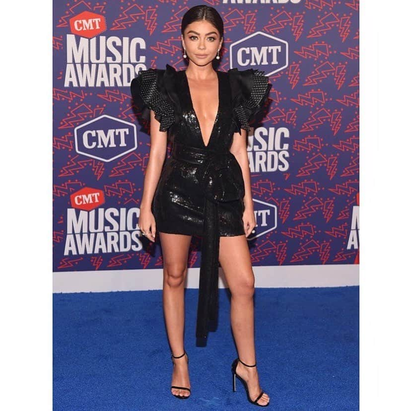 ブラッド・ゴレスキーさんのインスタグラム写真 - (ブラッド・ゴレスキーInstagram)「@sarahhyland takes the plunge at the #cmtawards in a @redemptionofficial dress, @beladorajewelry & @stuartweitzman heels. 💁🏻‍♀️ @derekpeterw 💄 @mr.austinryde #styledbyme & @daniela_viviana」6月6日 8時58分 - bradgoreski