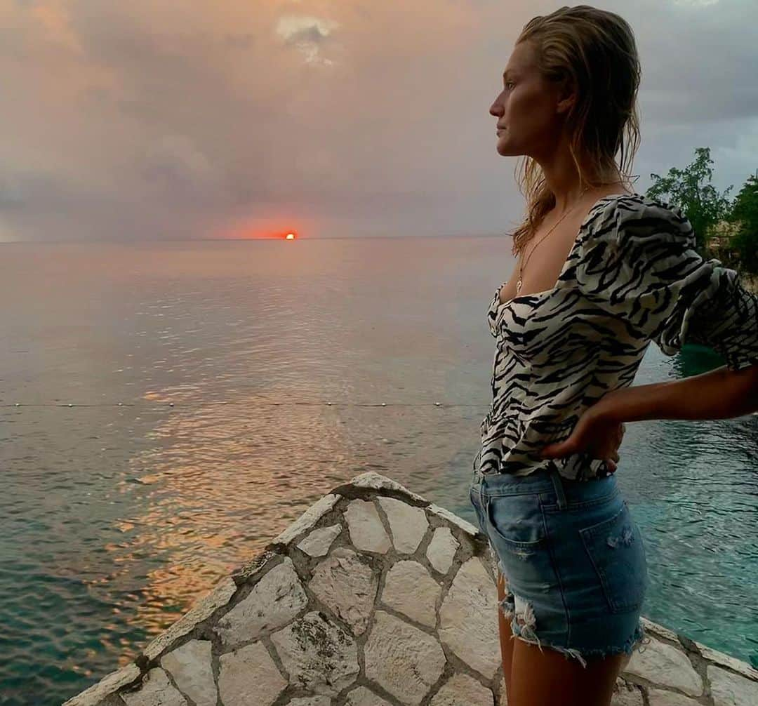 トニ・ガーンさんのインスタグラム写真 - (トニ・ガーンInstagram)「When you’re about to leave paradise #seriousface #nofilter 😢」6月6日 9時00分 - tonigarrn