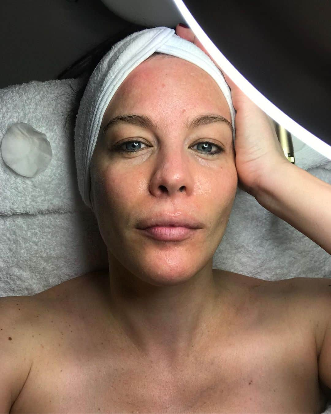 リヴ・タイラーさんのインスタグラム写真 - (リヴ・タイラーInstagram)「Thank you @drbarbarasturm For the Wonderful facial !!!! It was so fun and informative. I’ve always been such a huge lover of facials , skin care and beauty treatments to care for the skin. It’s been a true passion of mine since I was a little girl. Watching and observing. I’ve learned so many incredible tips and tricks from my mom, grandmother and father 🙏🏻 thank you !!! Not to mention all the incredibly talented people I’ve worked with throughout the years. Mostly how important it is to take care of ourselves. On the inside and the outside . Weather your able to treat yourself to a facial by a professional or do one yourself at home ( I do every week in my own bathroom with my own potions ) it doesn’t have to be expensive ( though oh boy some of it is 🙈) but self care and taking time for yourself , to love and cherish your mind and body is hugely important . Take a bubble bath and do a face mask !!!! I promise you will feel better * this was after a photo shoot so I had tons of eye smoky eye make up to remove and cleans. #skincare #selfcare #love #facials」6月6日 9時15分 - misslivalittle