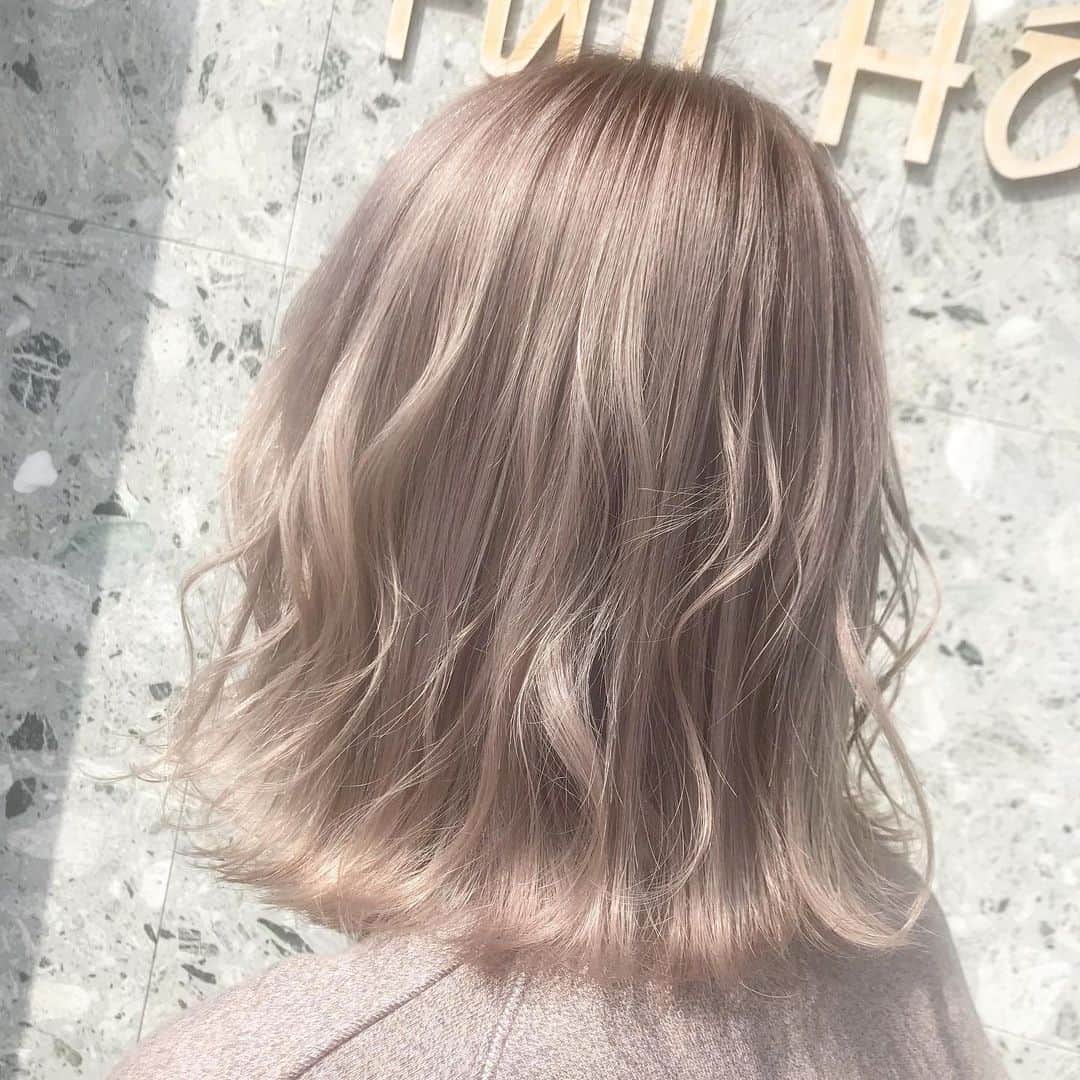 のインスタグラム：「. . –––––––––––––––––––––––––––– . 2-3breach🐄white pink . . 柔らかいハイトーンカラー お任せください🦔🌿✨ DM・☎︎からのご予約がおススメ🌻 . –––––––––––––––––––––––––––– . . #crea_arisa 大人気のおススメカラー🌿 #ミルクたっぷりカラー🥛 . 色素薄い外国人のような 赤味のないカラーなら お任せください👩🏼💐 . . #ミルクティーベージュ #ミルクティーカラー #ミルクティーアッシュ #ミルクティー色 #ミルクティーグレージュ #シースルーカラー #パールピンク #ピンクアッシュ #痛まないブリーチ #ケアブリーチ #クリーミーベージュ #ハイライト #ハイトーンカラー #グラデーション #バレイヤージュ #色素薄い  #シアカラー  #透明感カラー得意  #プリスタ #mery #hpb_hair #lala_hair」