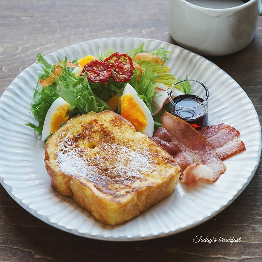 hirokoさんのインスタグラム写真 - (hirokoInstagram)「🌱2019.6.6（木） ✽.｡.:*・ﾟ #hiroponの朝ごはん ・ 今朝の#ワンプレート ・ パウンド型で焼いた小さめ食パンで #フレンチトースト 2枚焼いたんだけど〜 そこそこ厚切りにしたから1枚が限界だった💦 ・ menu📝 ▪︎フレンチトースト ▪︎カリカリベーコン ▪︎茹で卵サラダ＆ドライトマト ・ ・ 昨日セミドライだったトマトも 更に昨日1日天日干ししたからドライに 日差しが強いからいい感じにドライになってくれる👍 ・ ・ ・ ▫️--------------------end--------------------▫️ #Frenchtoast #パウンド型食パン #インスタフード #おうちごはん通信 #おうちごはんLover #hiroponのワンプレートごはん  #くらしメイド #お家カフェ #フーディーテーブル #マカロニメイト #デリミア #デリスタグラマー #バランスの良い食事 #朝ごはん #うちのシェフ #おうちごはん #朝時間  #キナリノ #kurashirufood #snapdish #macaroni #locari_kitchen #lin_stagrammer #wp_deli_japan ・」6月6日 9時18分 - hiropon0201